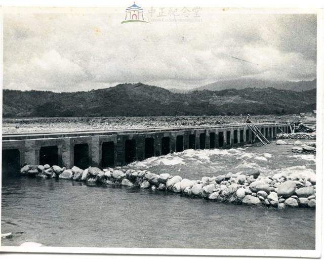 早期軍旅生活3(大安溪鋼骨水泥過水路提箱管側面)藏品圖，第1張