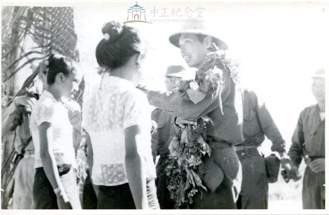 早期軍旅生活34：官長與少女談話畫面藏品圖，第1張