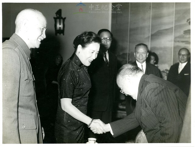 蔣中正總統與夫人蔣宋美齡宴請日本前首相吉田茂藏品圖，第1張