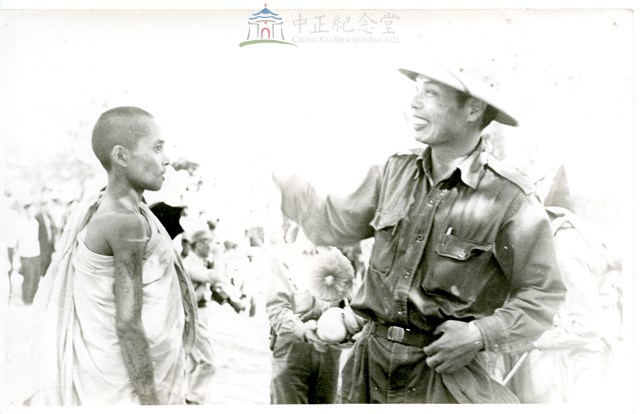 早期軍旅生活12：官長與似佛教僧侶者合影藏品圖，第1張