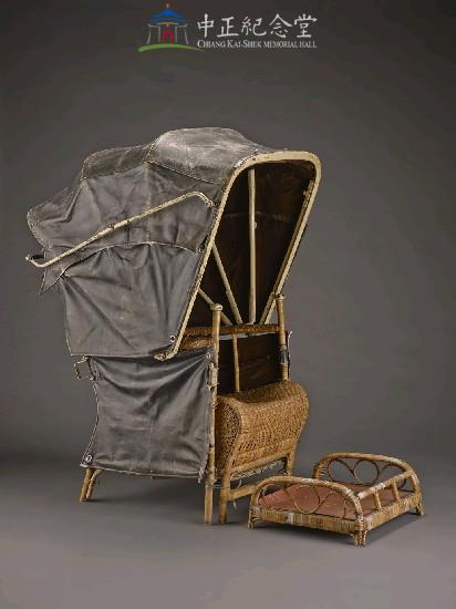 Sedan Chairs (rattan sedan / black leather hood (lined with flannel) / metal frame / rattan mat)  Collection Image, Figure 4, Total 5 Figures
