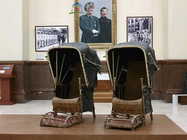 Sedan Chairs (rattan sedan / black leather hood (lined with flannel) / metal frame / rattan mat)  Collection Image, Figure 5, Total 5 Figures