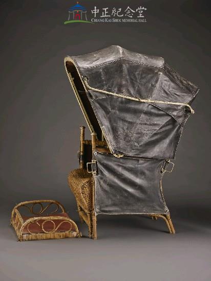 Sedan Chairs (rattan sedan / black leather hood (lined with flannel) / metal frame / rattan mat)  Collection Image, Figure 3, Total 5 Figures