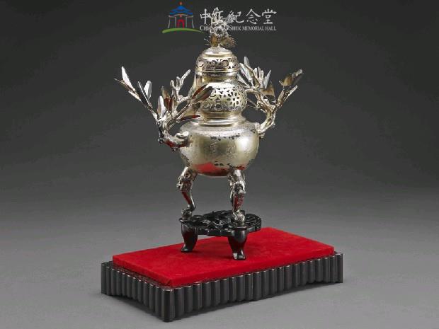 Silver Tripod Trophy (in a glass display case) Collection Image, Figure 4, Total 5 Figures