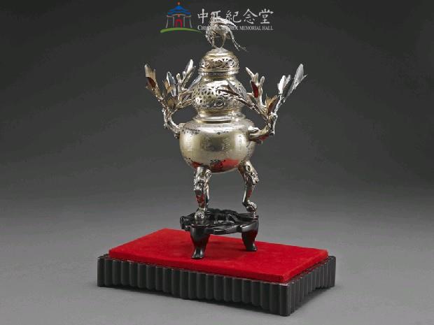 Silver Tripod Trophy (in a glass display case) Collection Image, Figure 3, Total 5 Figures