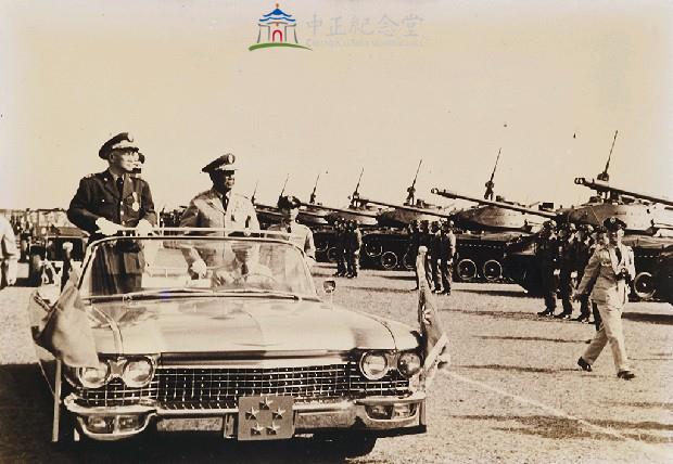 蔣中正總統與陸軍總司令劉安祺檢閱陸軍軍隊藏品圖，第1張