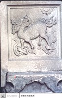 川門右側石刻藏品圖，第1張