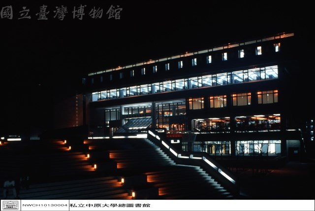 圖書館南側夜景藏品圖，第1張
