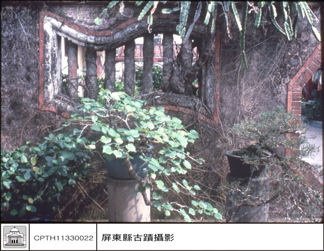 二進右側書卷窗藏品圖，第1張