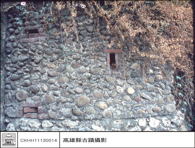 石碑左側牆藏品圖，第1張