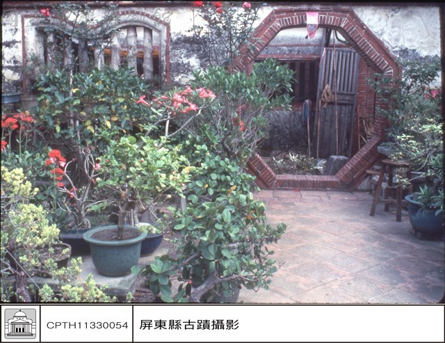 二進左側書卷窗藏品圖，第1張