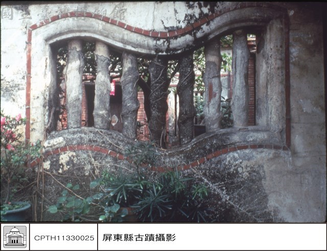 二進左側書卷窗藏品圖，第1張