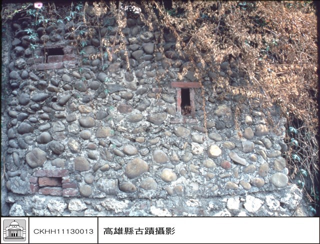 石碑左側牆藏品圖，第1張
