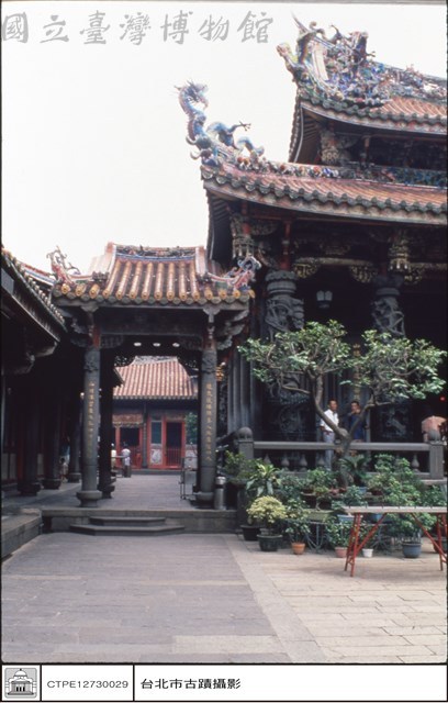 大殿右側正面藏品圖，第1張