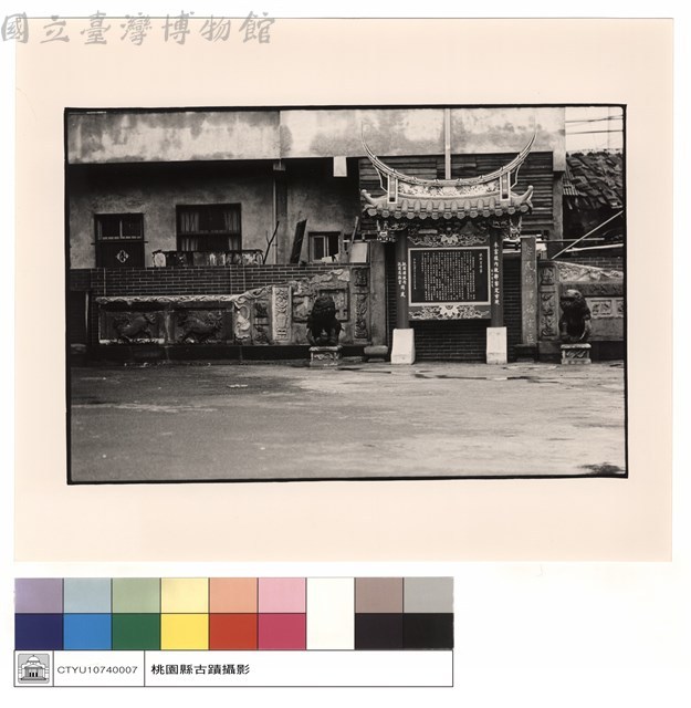 廟外左側石刻藏品圖，第1張