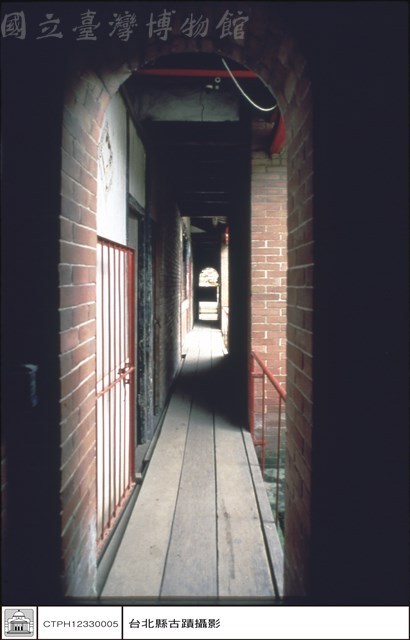 一、二進間迴廊藏品圖，第1張