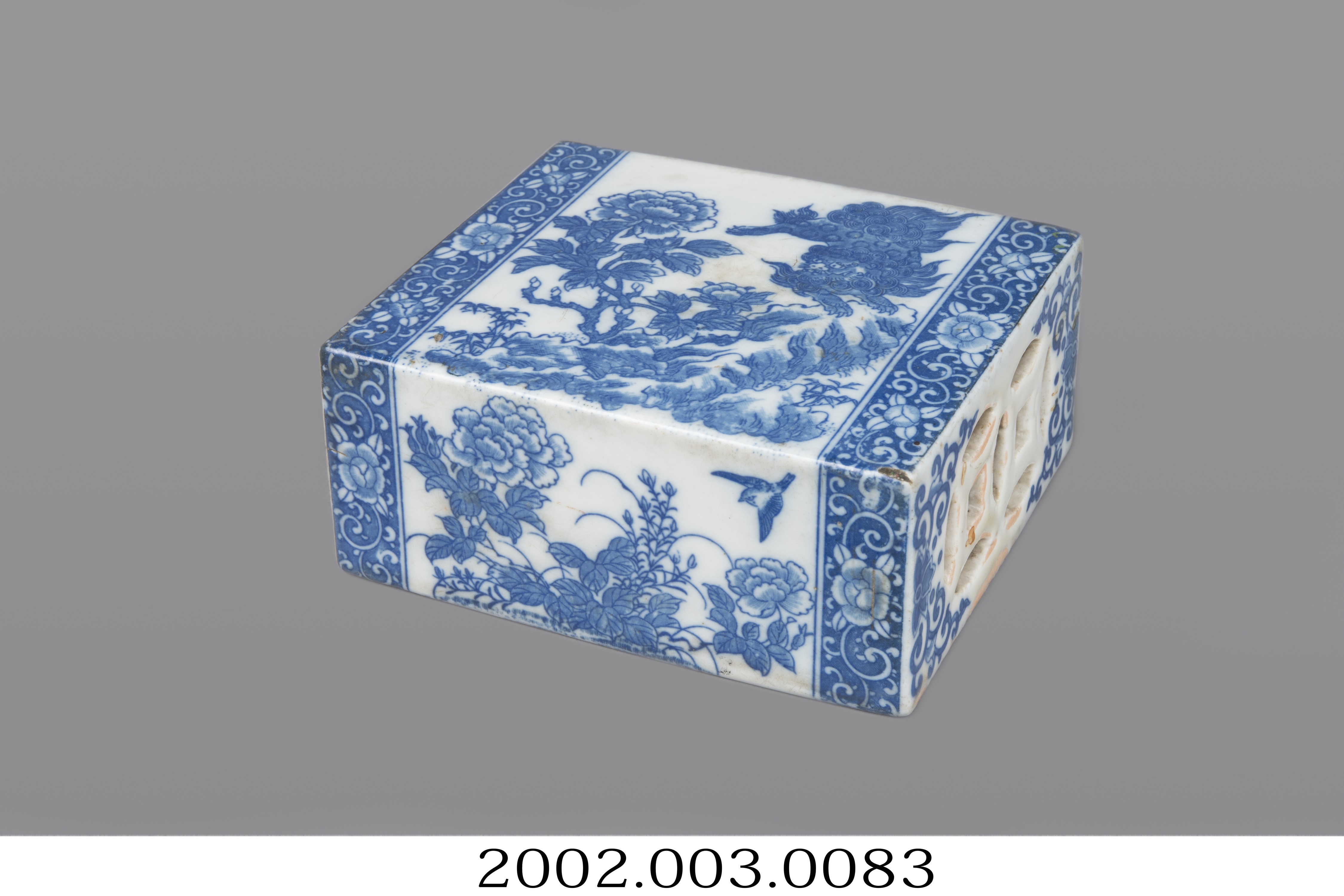 轉印白瓷青花牡丹紋箱形枕 (共13張)
