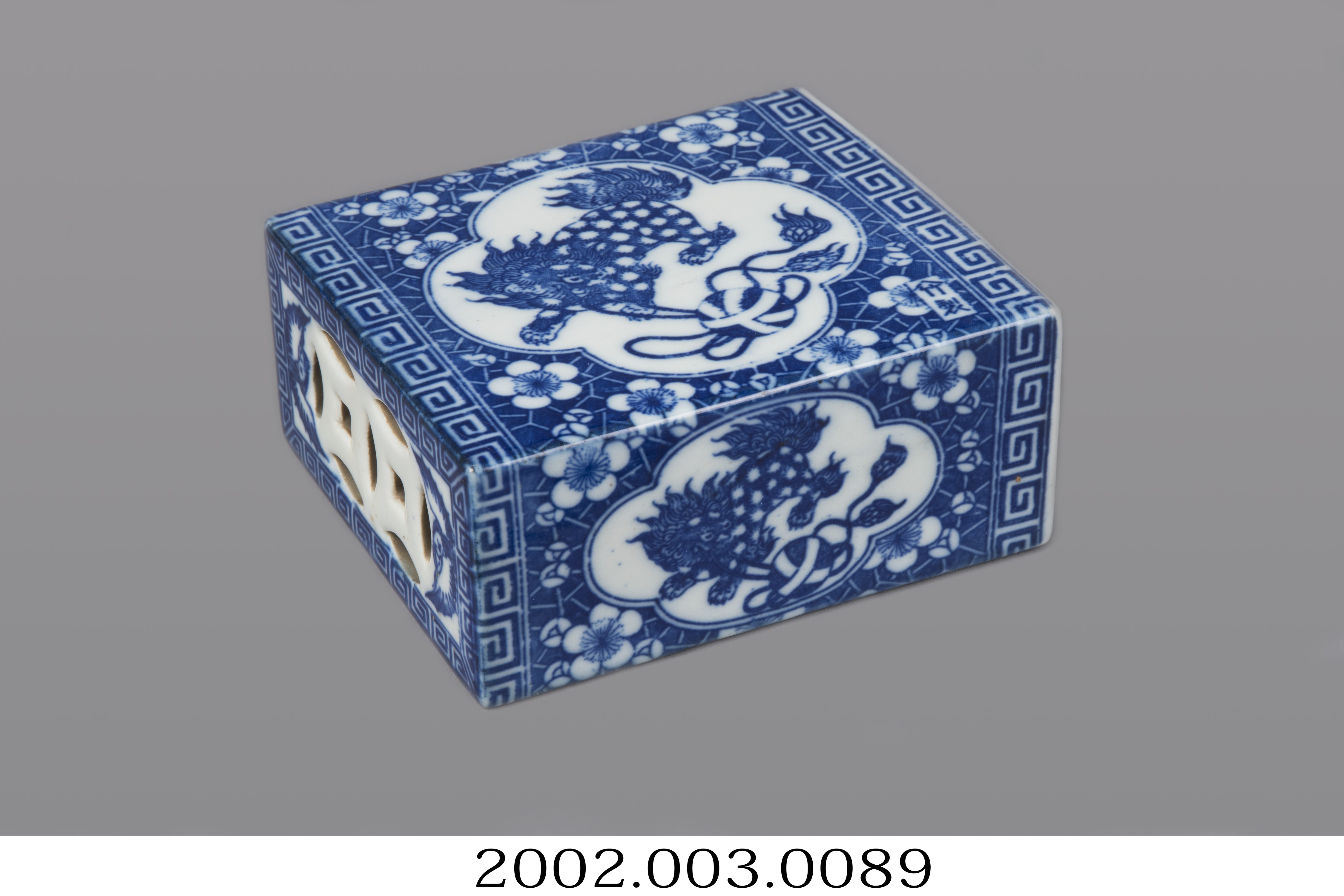 轉印白瓷青花獅子戲球紋箱形枕 (共13張)