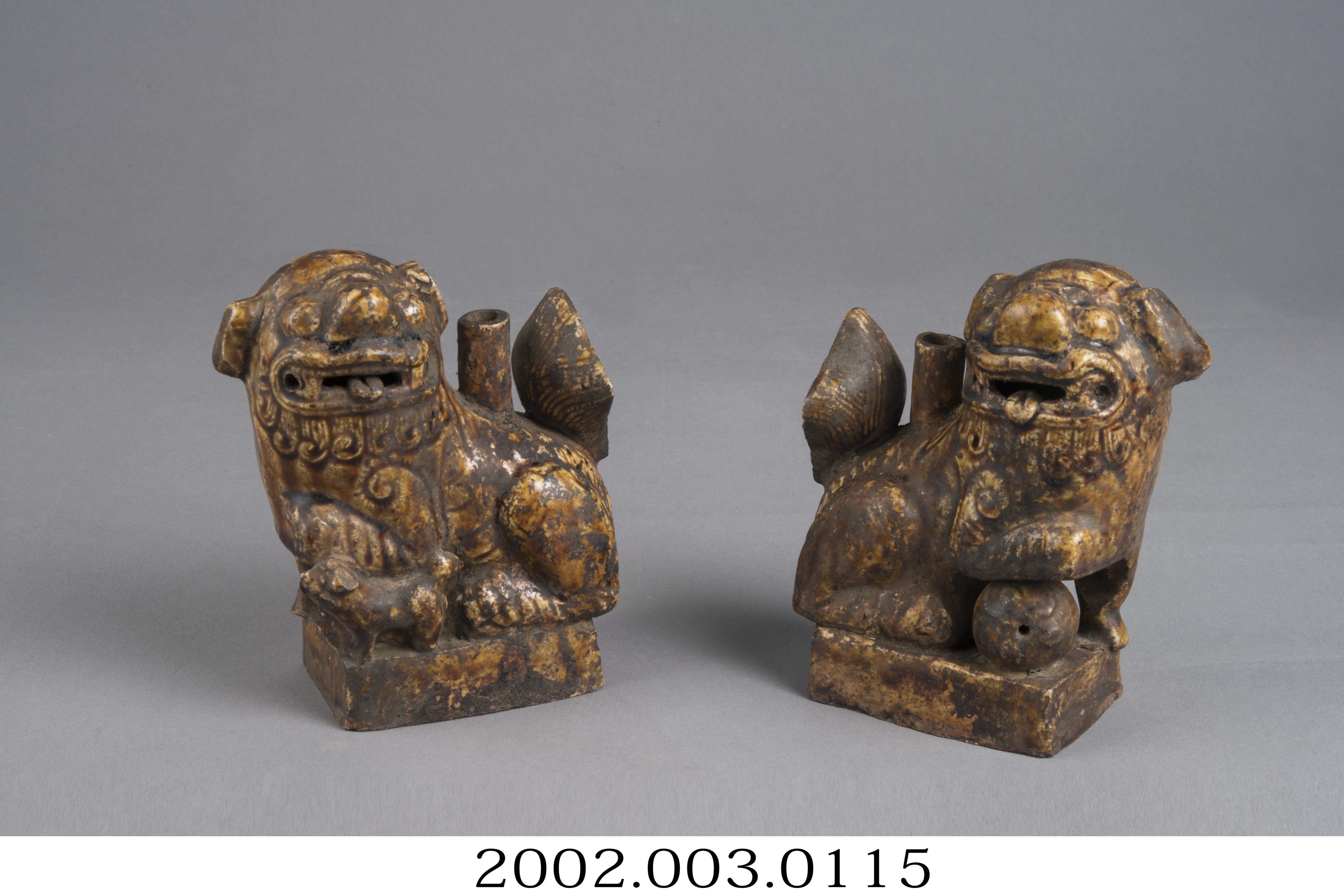 褐釉獅型燭臺組 (共11張)