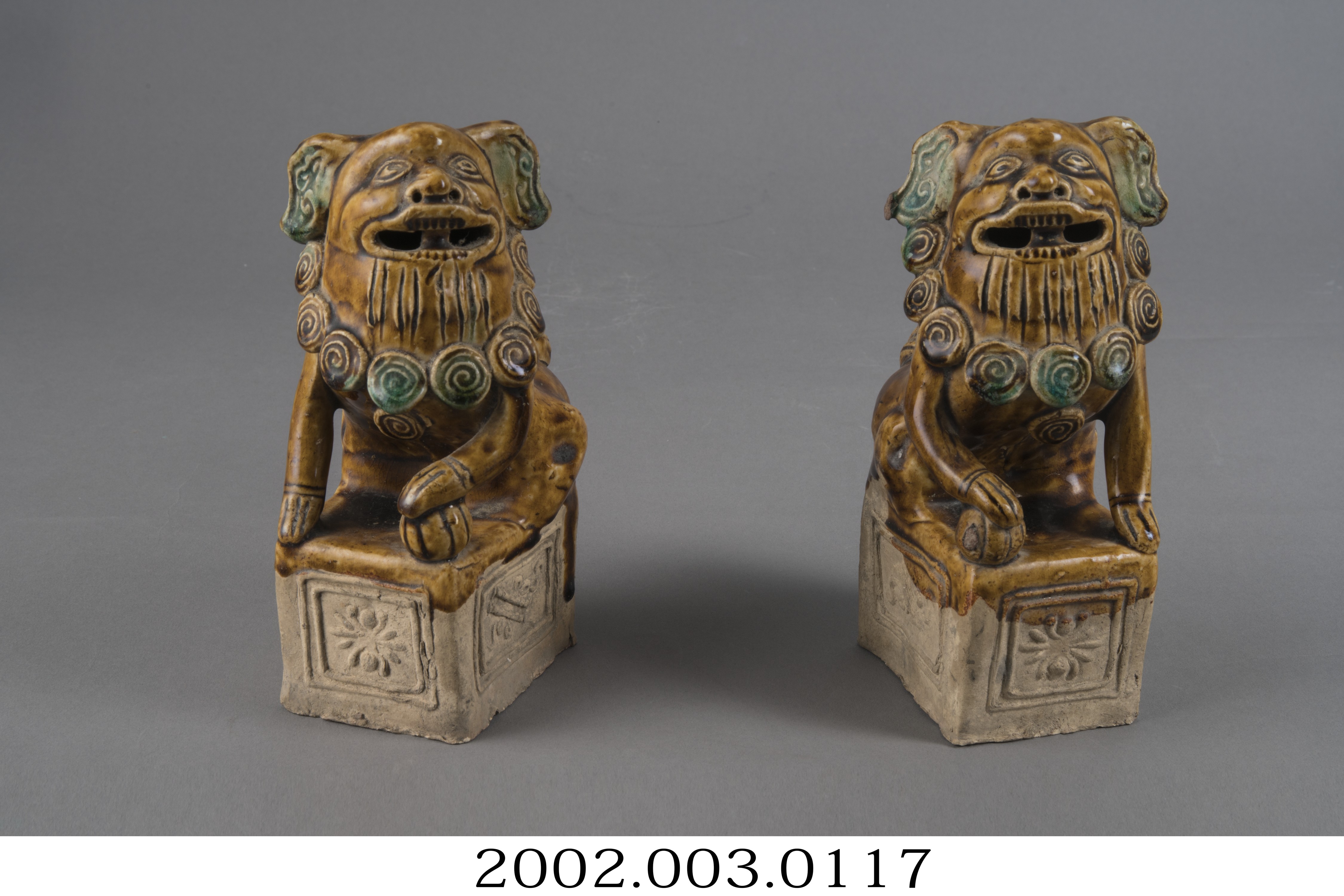 三彩獅型燭臺組 (共9張)