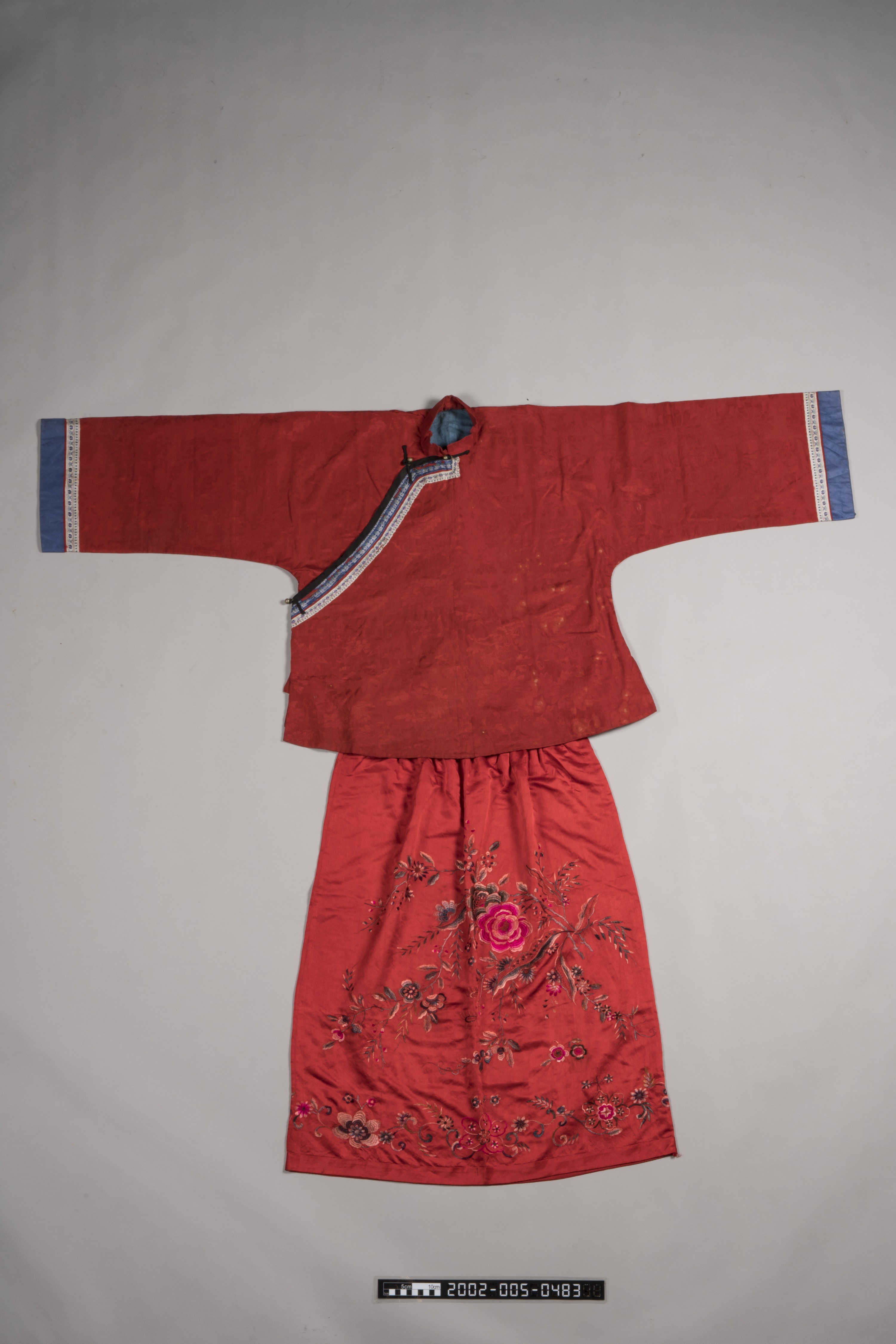 紅絲緞彩繡花卉紋結婚禮服 (共3張)