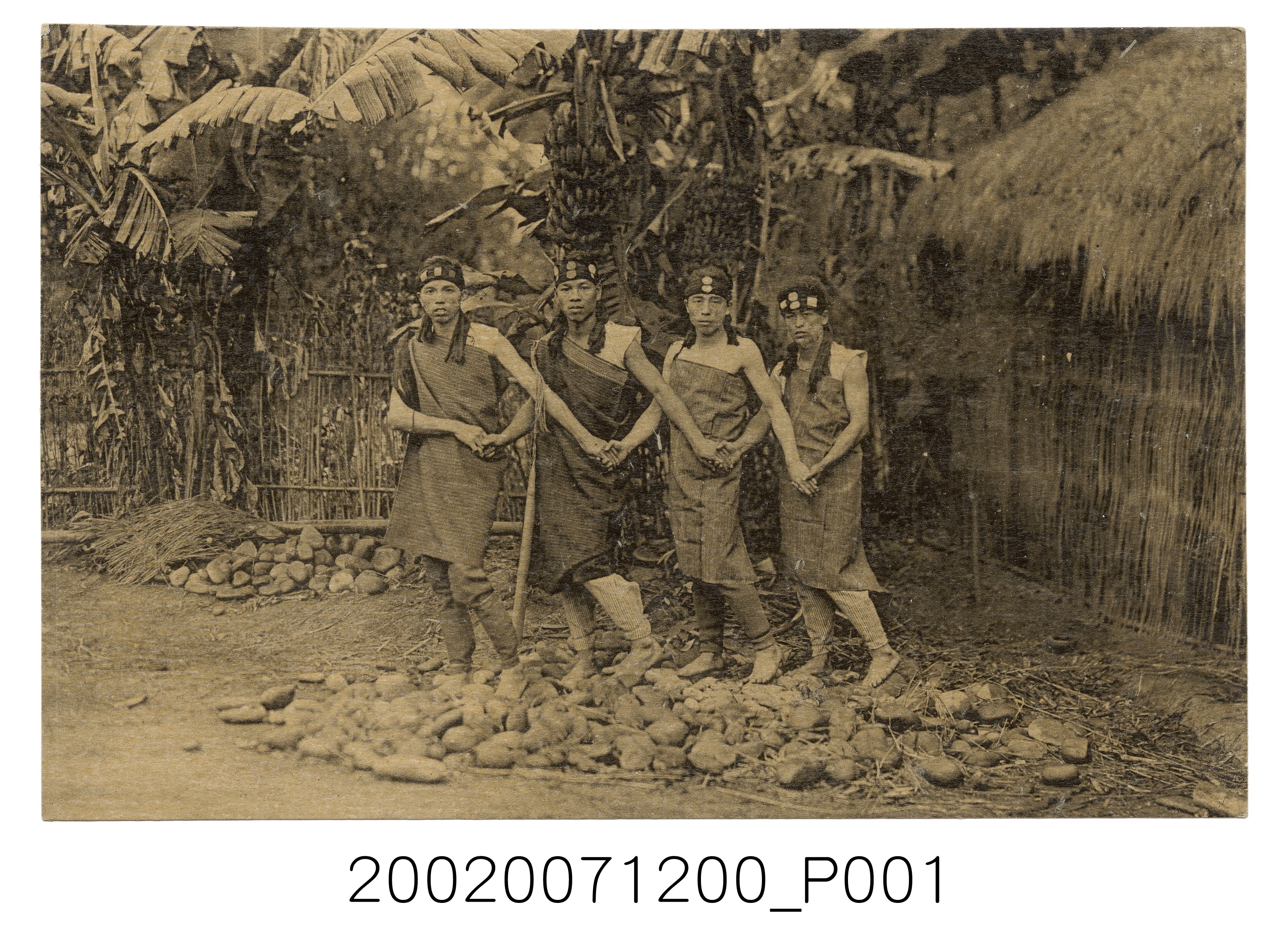 四名穿原住民服飾之壯丁合照 (共2張)
