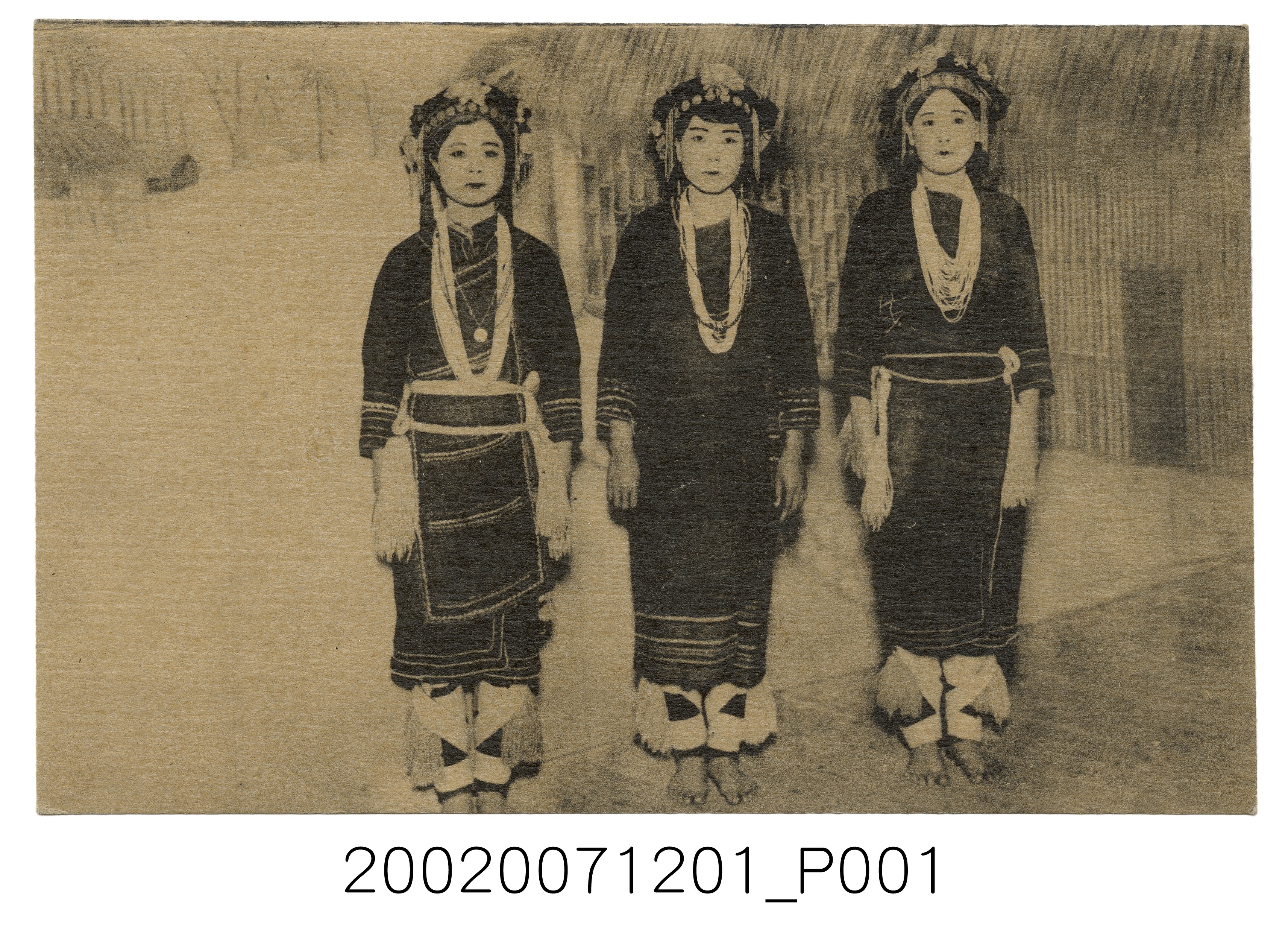 三名穿原住民服飾之少女合照 (共2張)