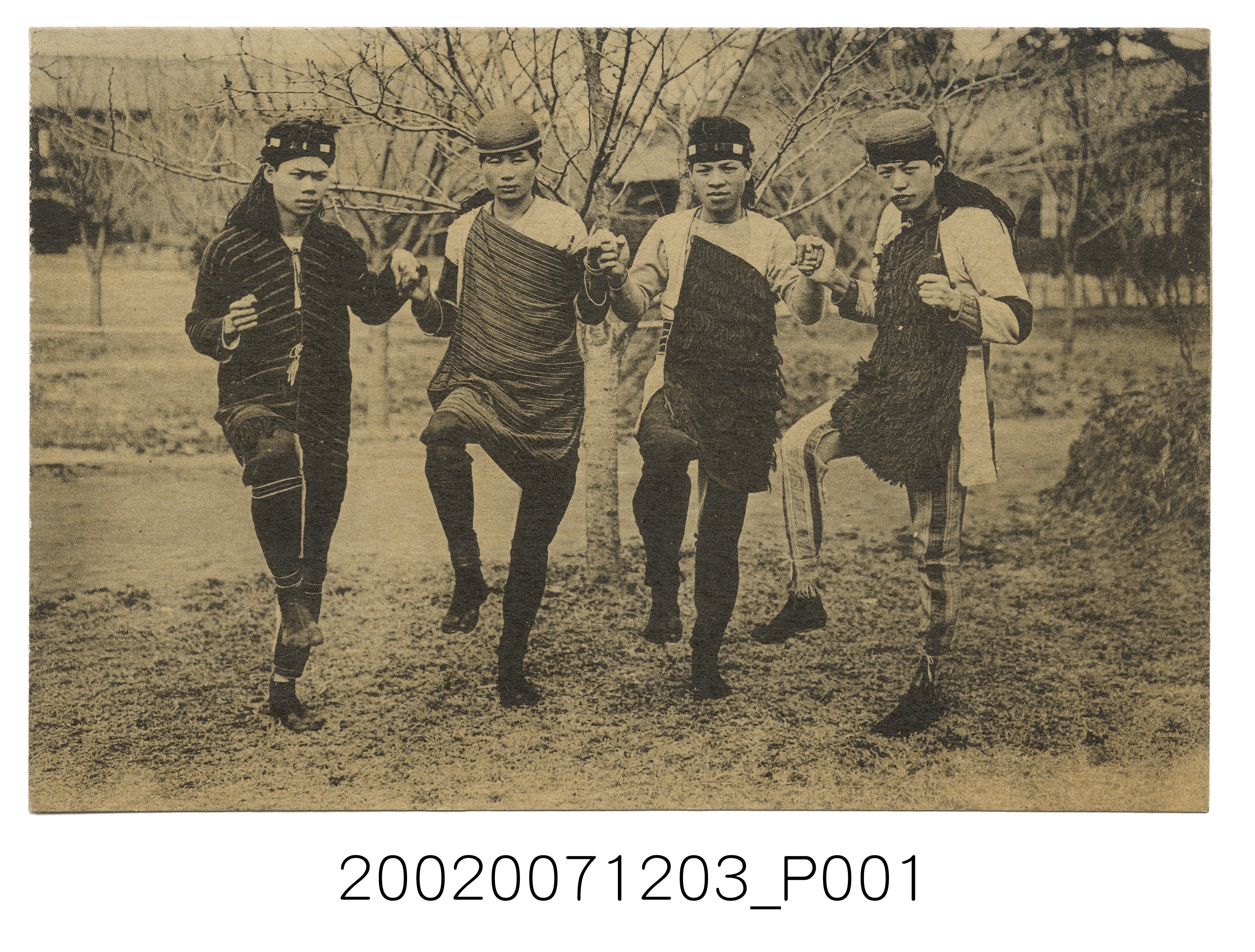 四名穿原住民服飾之壯丁舞蹈合照 (共2張)