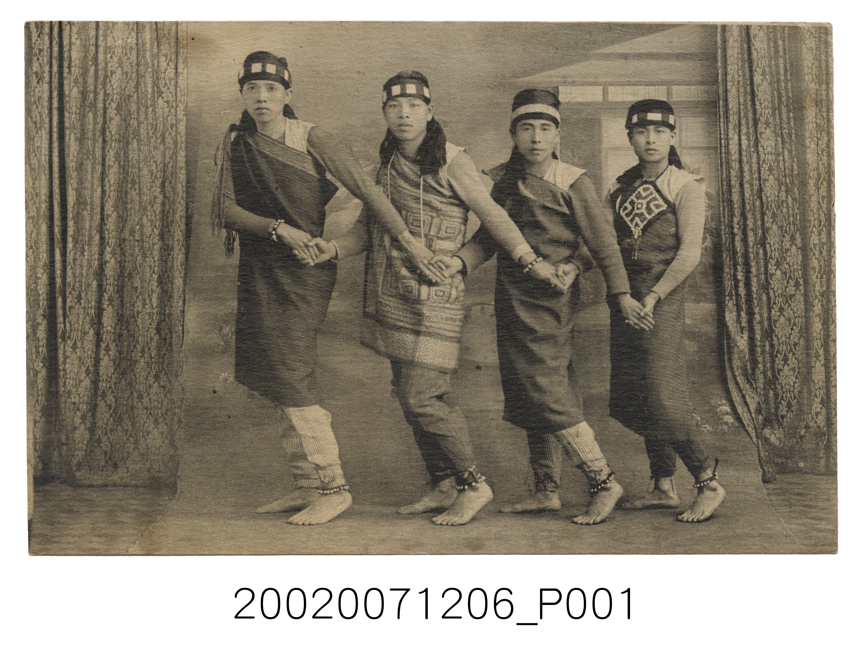 四名穿原住民服飾之壯丁合照 (共2張)