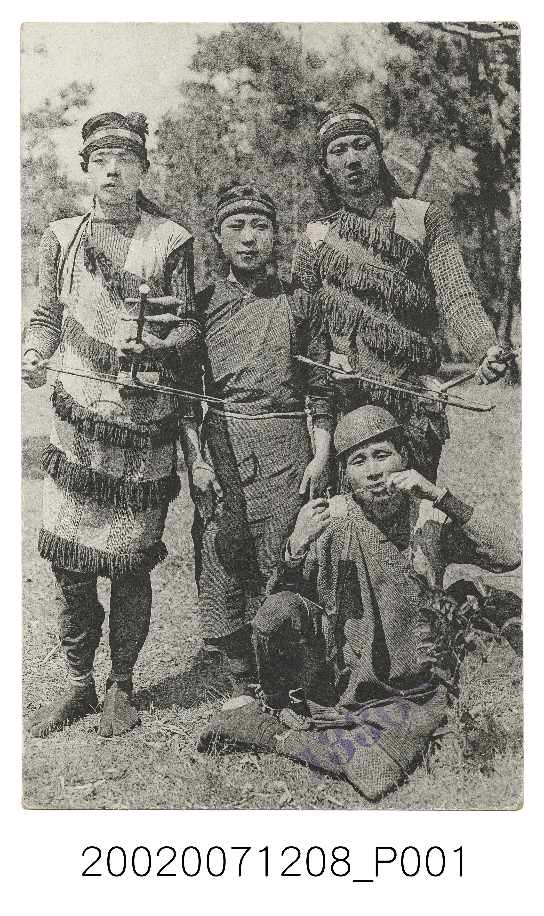 三男一女穿原住民服飾並持樂器 (共2張)