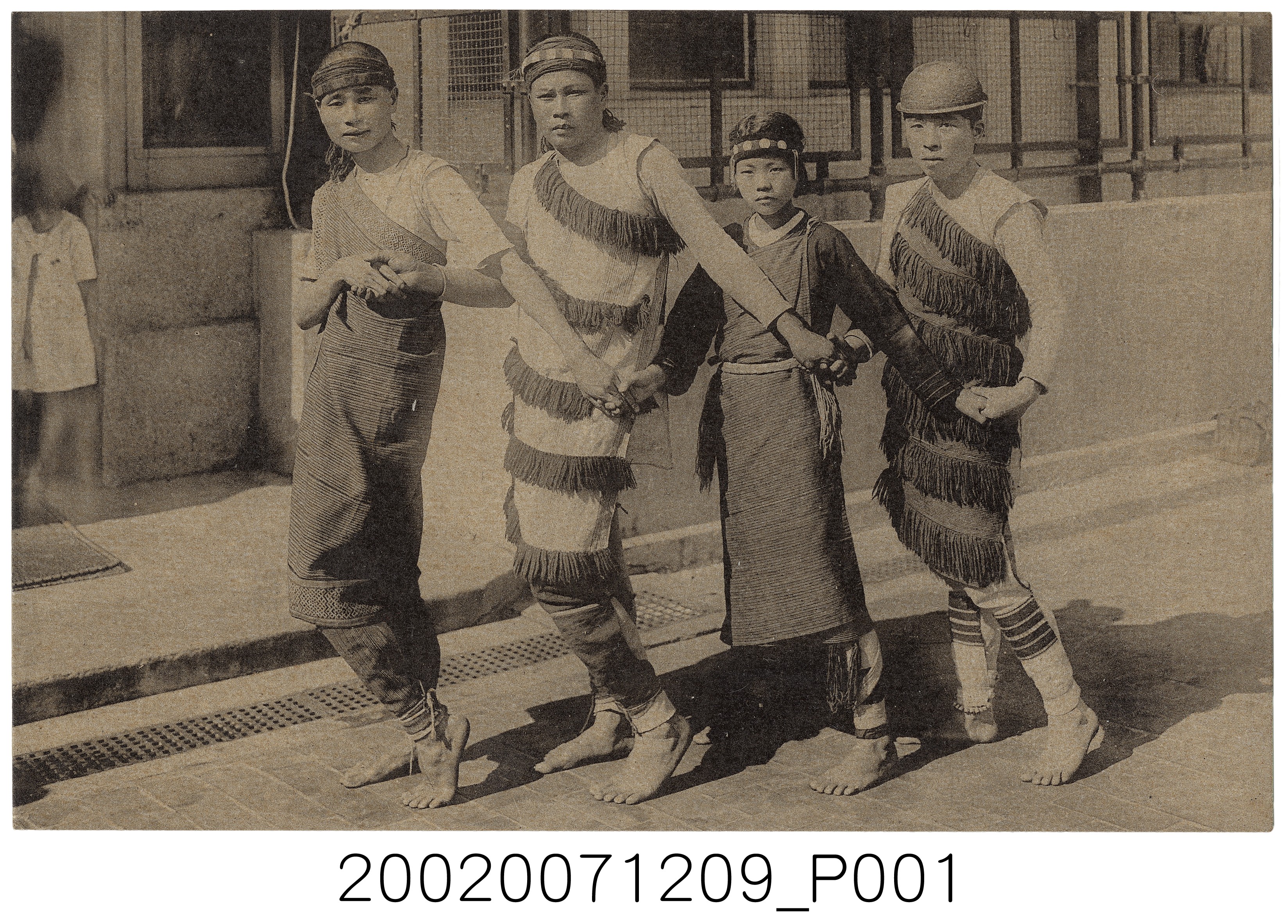 跳舞的原住民男女 (共3張)