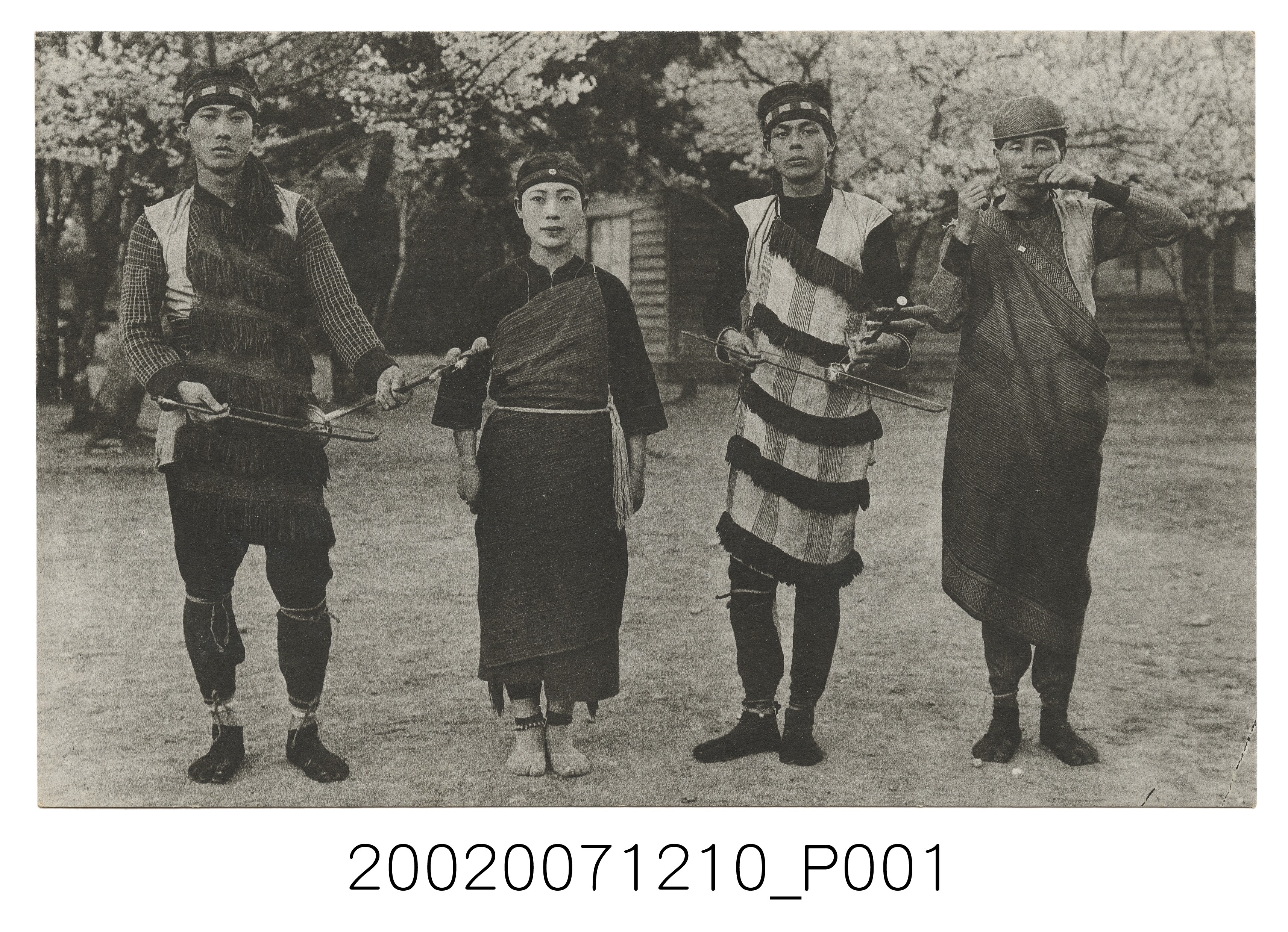 三男一女穿原住民服飾並持樂器 (共2張)