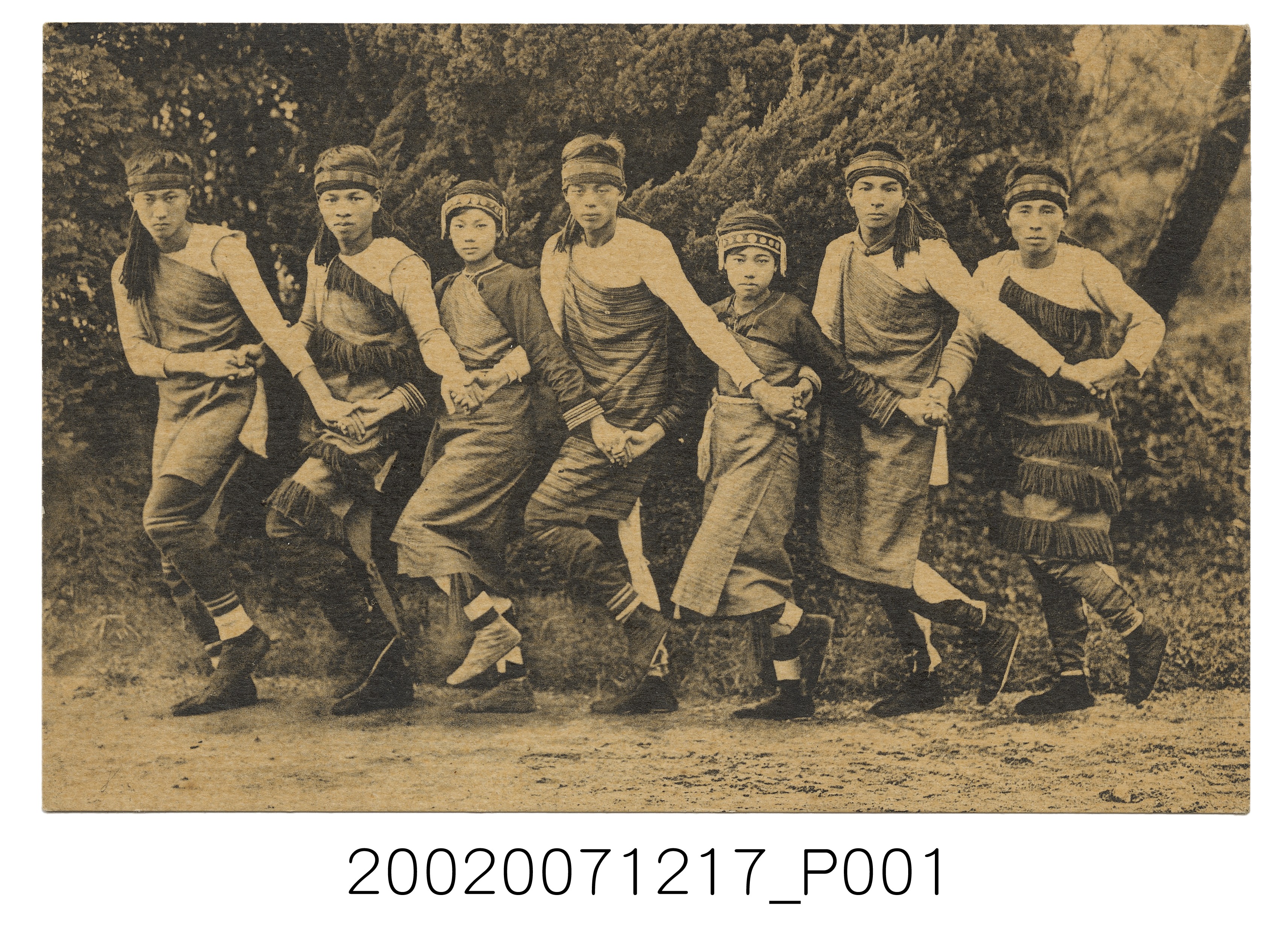 一群穿原住民服飾的男女跳傳統舞蹈 (共2張)