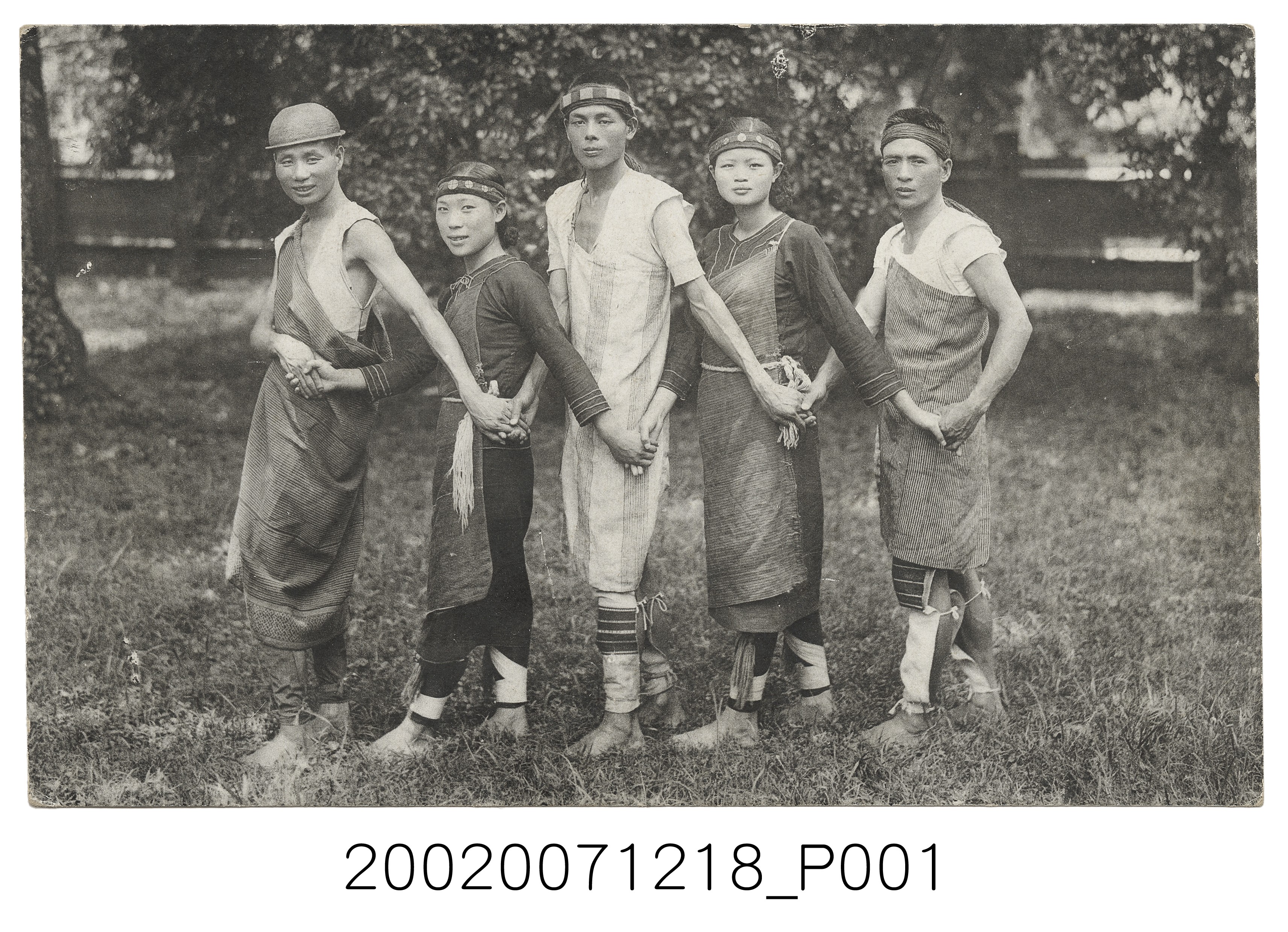 一群穿原住民服飾的男女跳傳統舞蹈 (共3張)