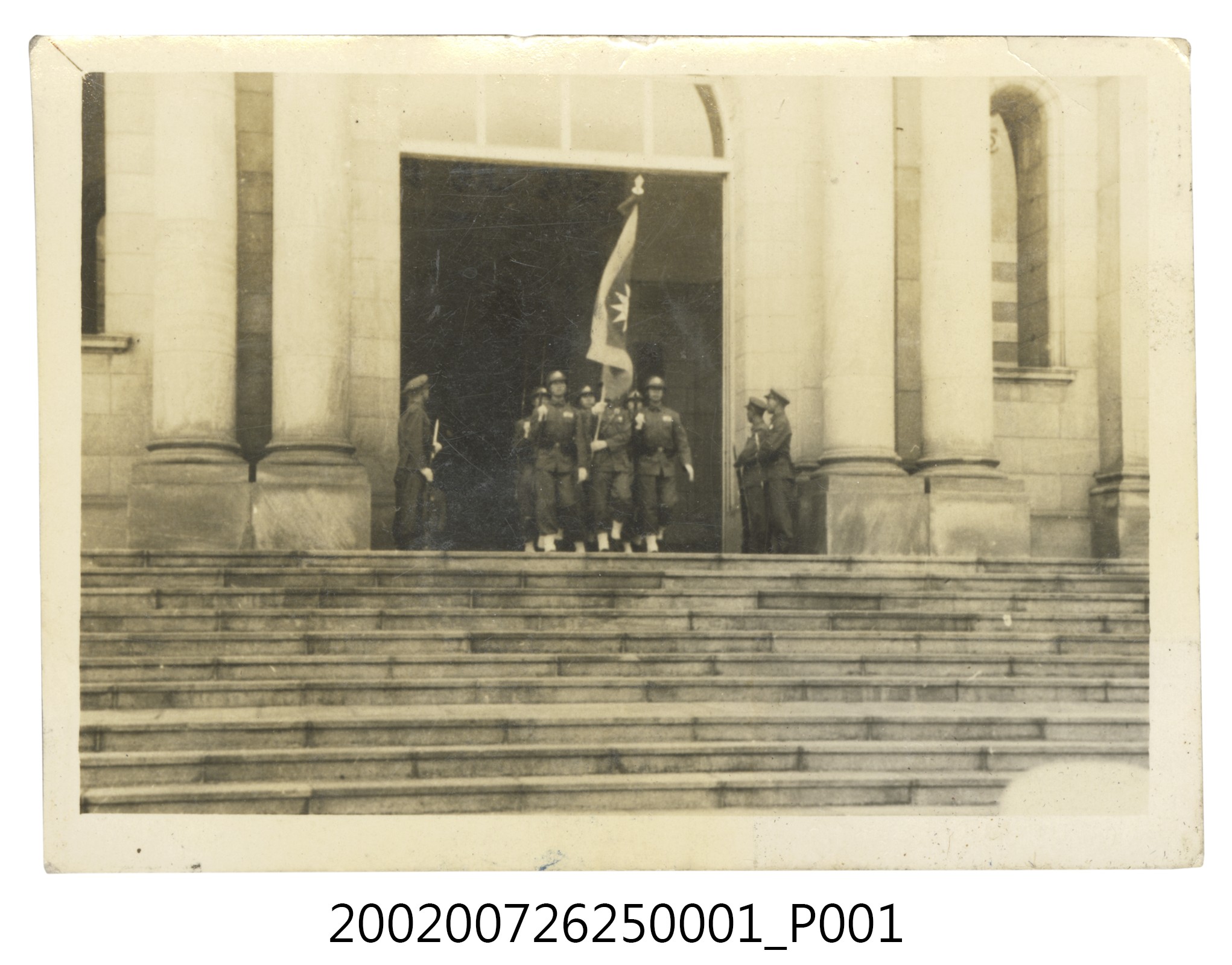 衛兵舉旗步出中華民國總統府 (共2張)