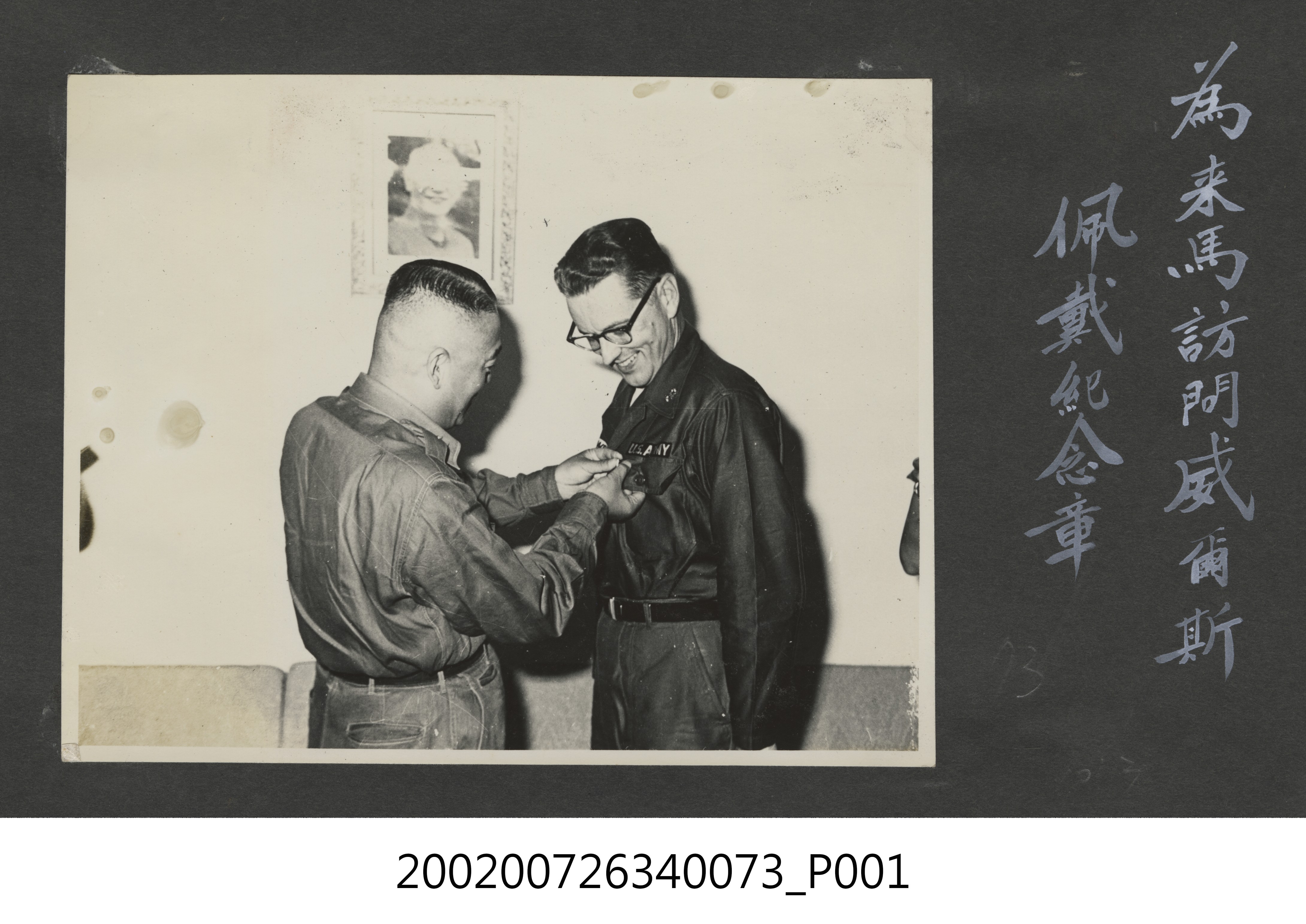 彭指揮官為來馬訪問威爾斯佩戴紀念章 (共2張)