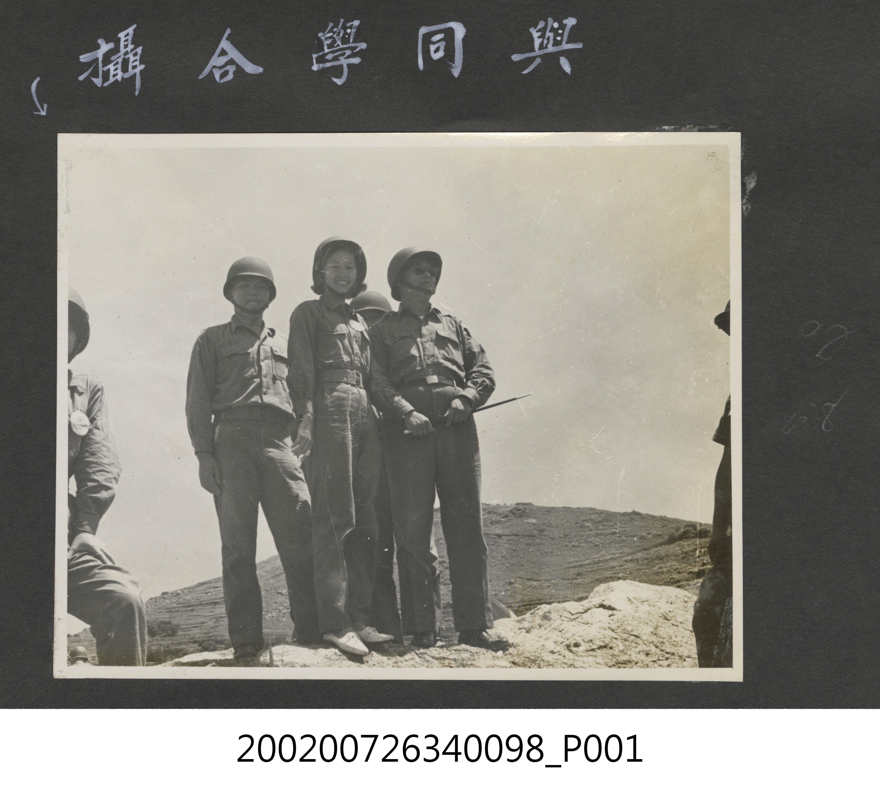 彭指揮官與暑期青年馬祖戰地工作幹部訓練隊學員合影 (共2張)