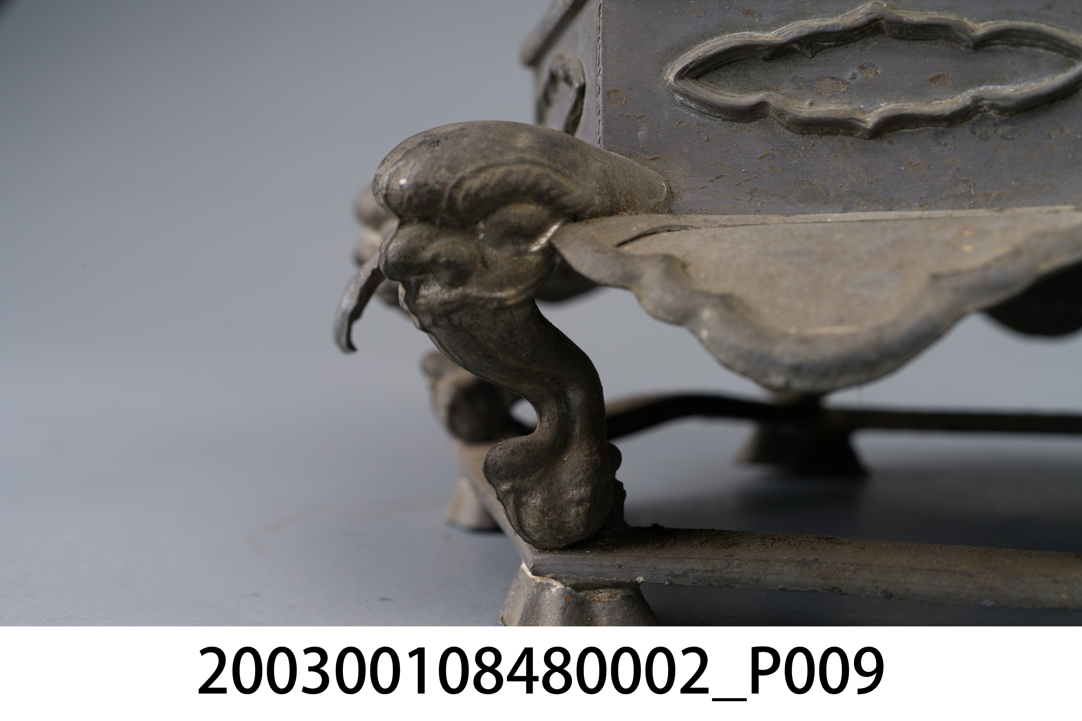 錫製六角虎首足燭臺 (共12張)