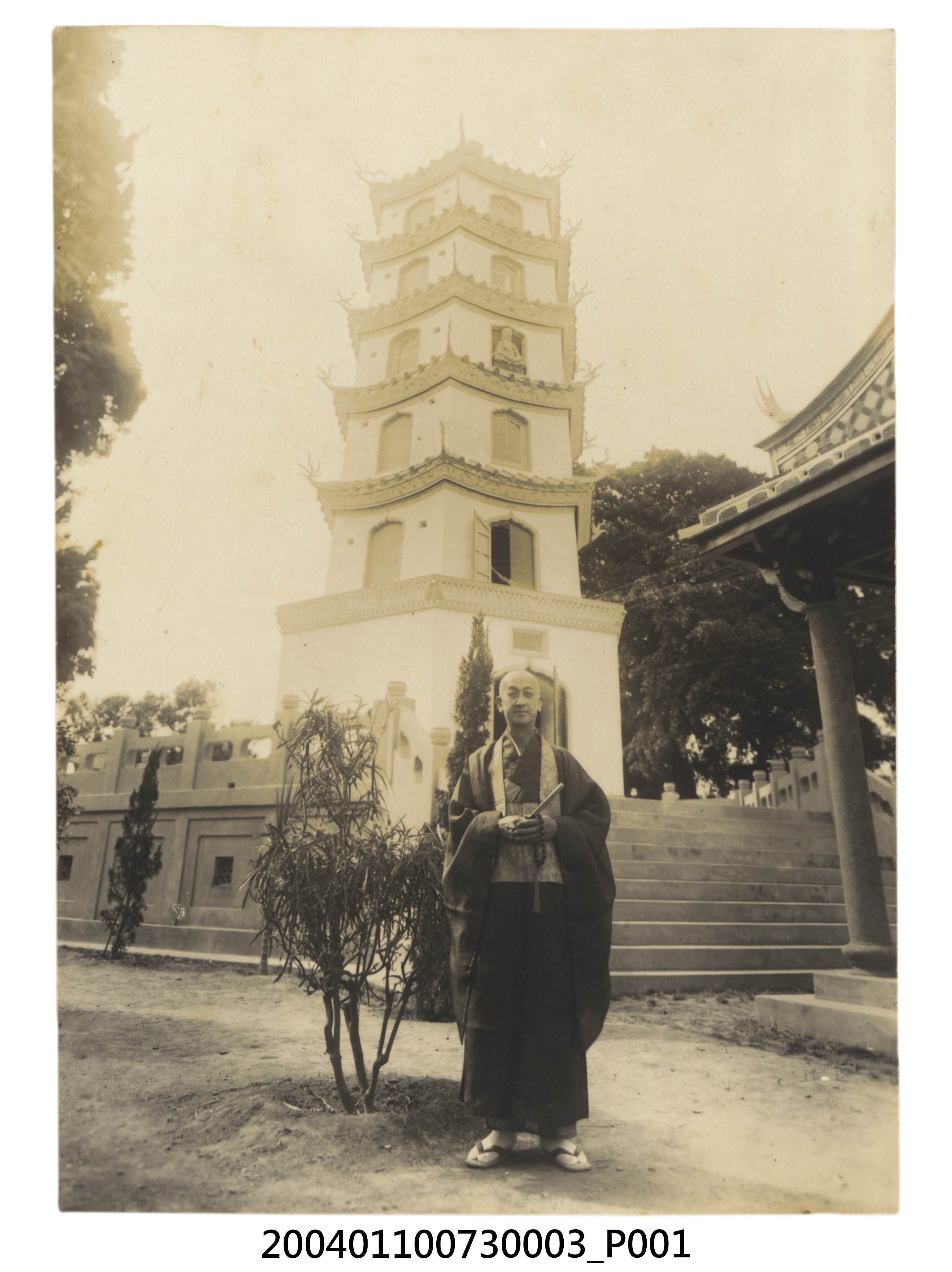 和尚與臺南法華寺納骨塔合影 (共2張)