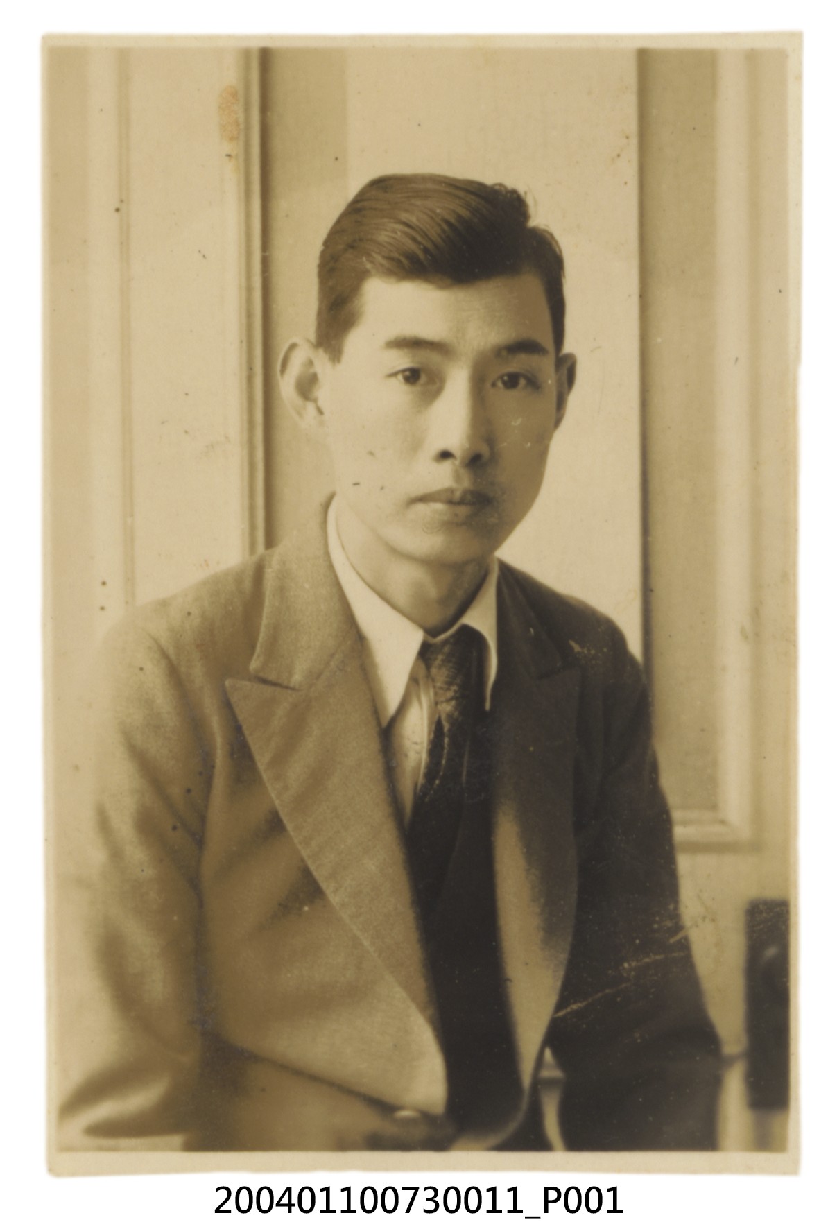 著西裝男子半身獨照 (共3張)