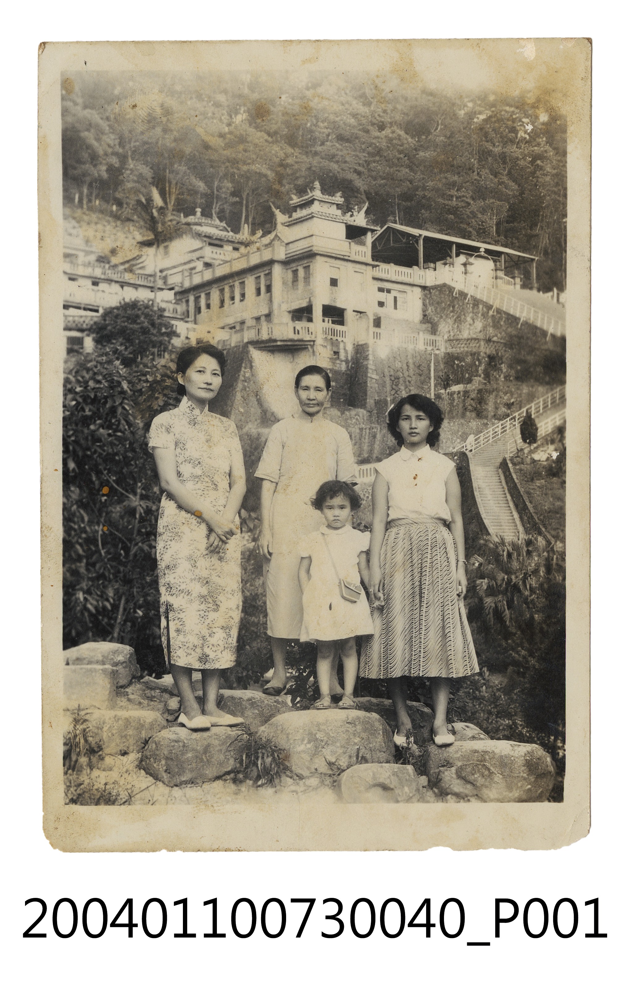 四名女子於指南宮前合照 (共2張)