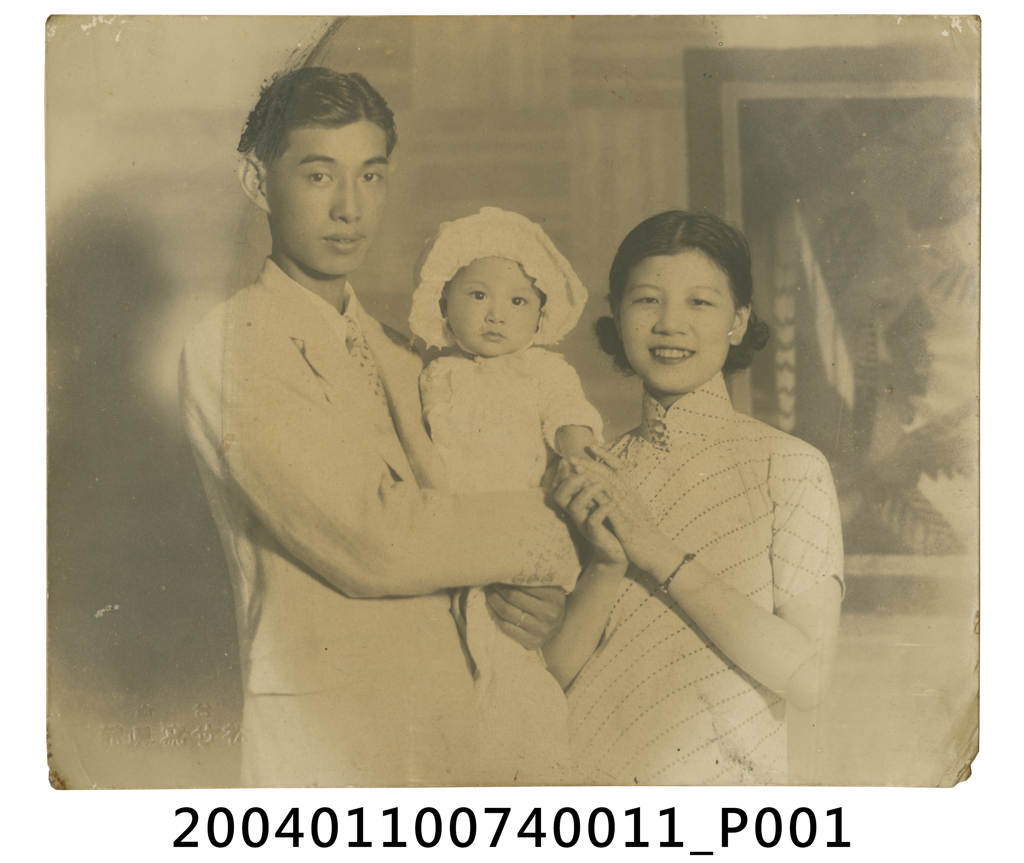 夫婦抱小孩照 (共2張)