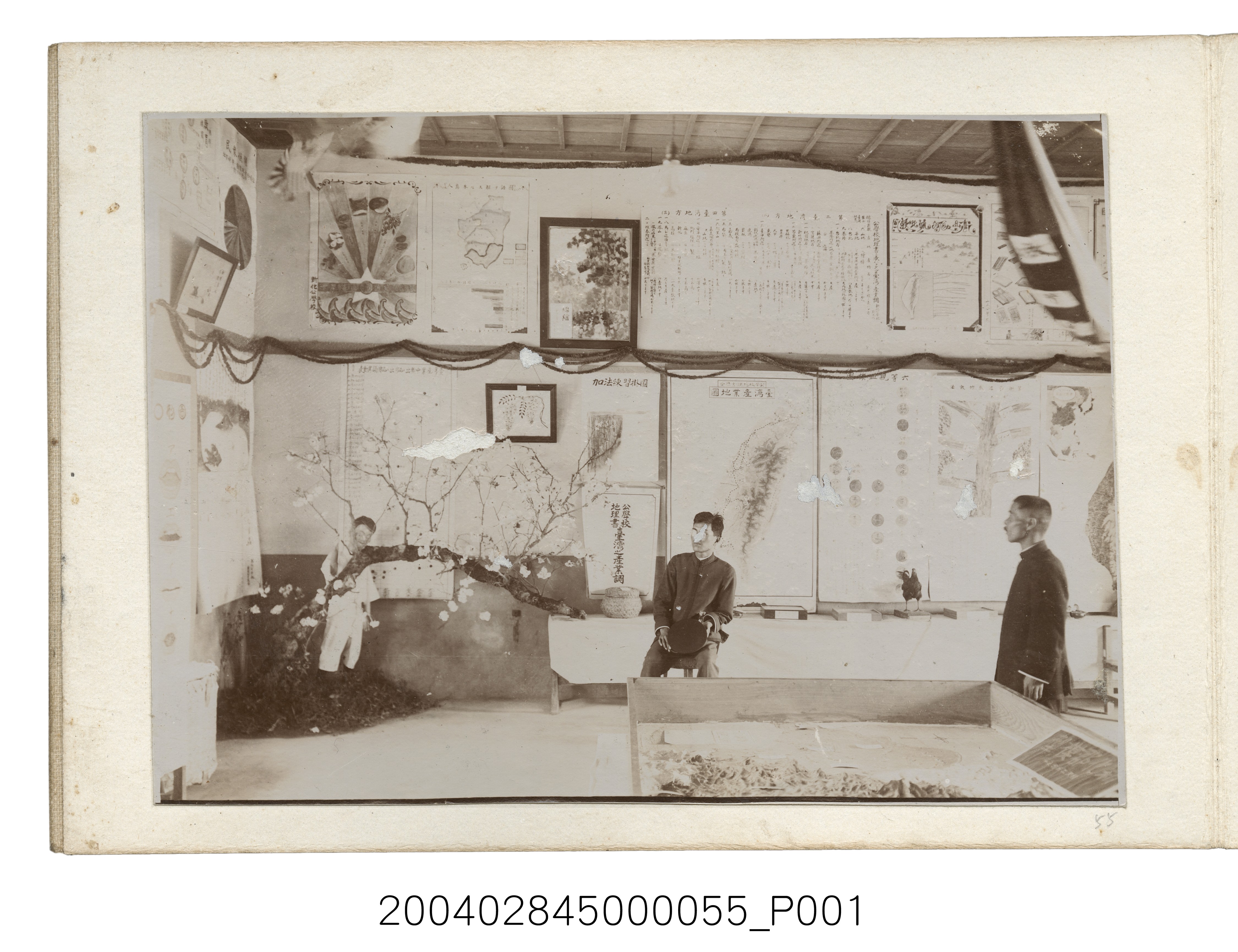 二名男子於新化公學校教室內照 (共2張)