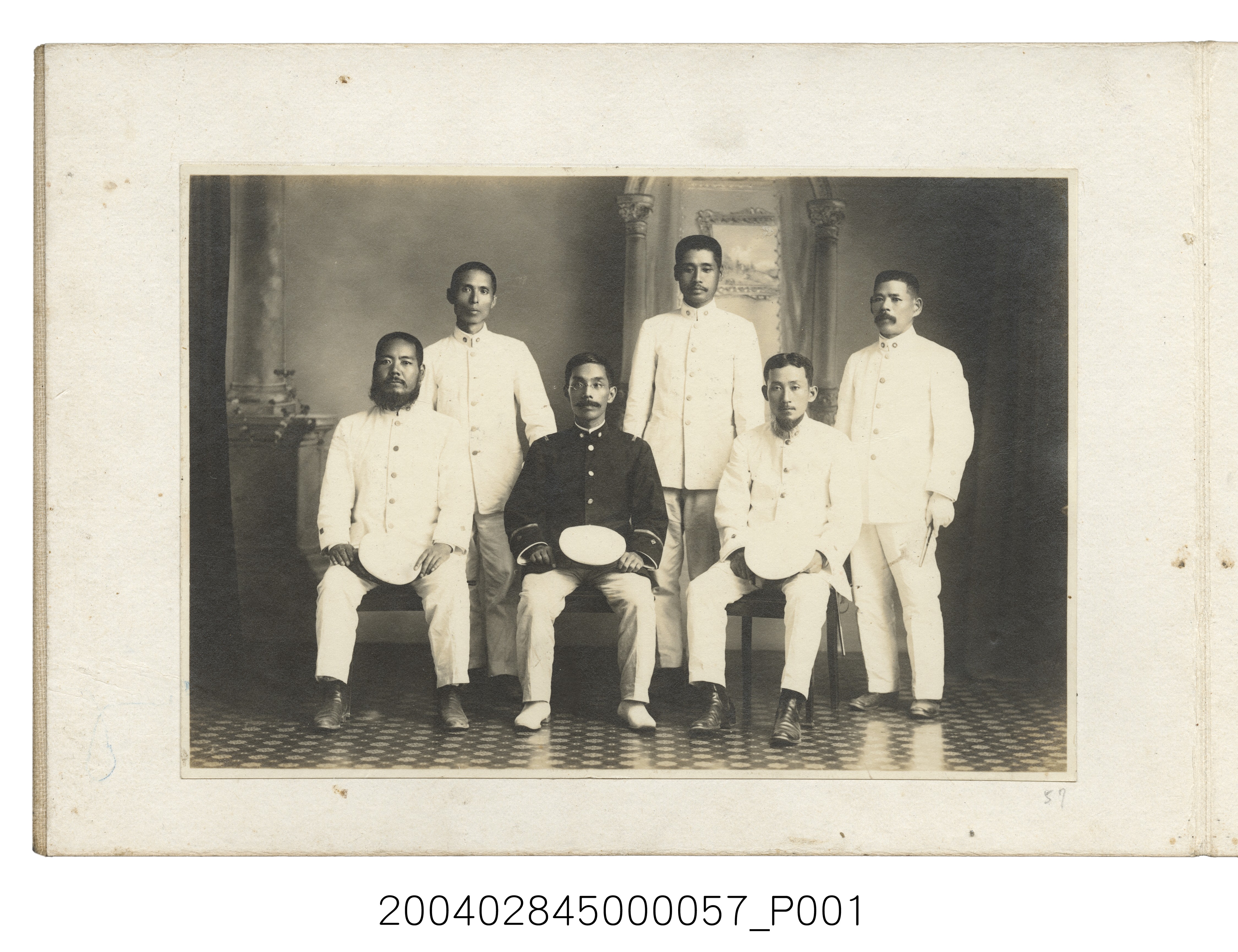 六名男子合照 (共2張)