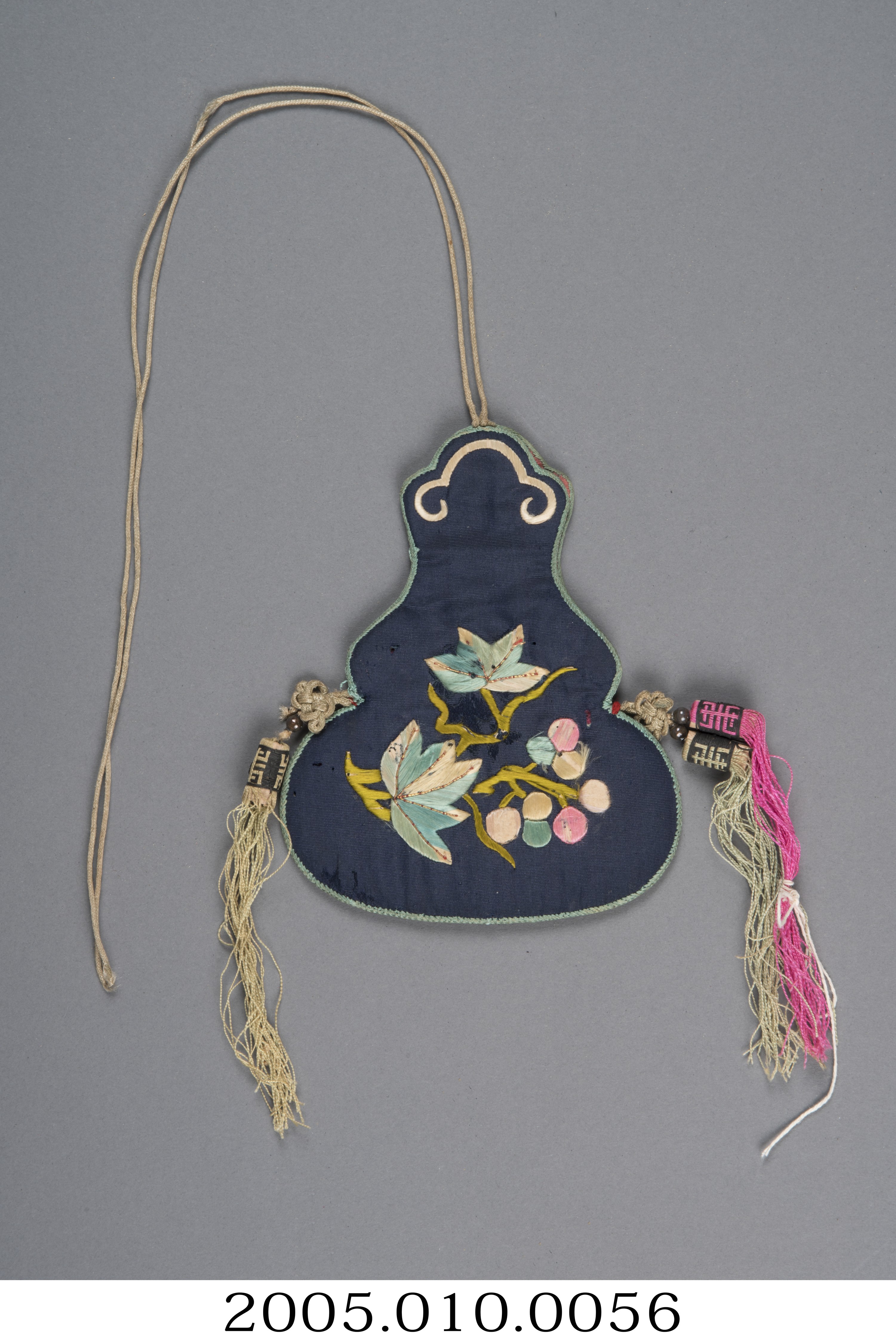 藏藍緞葫蘆型桂圓紋菸草袋 (共3張)