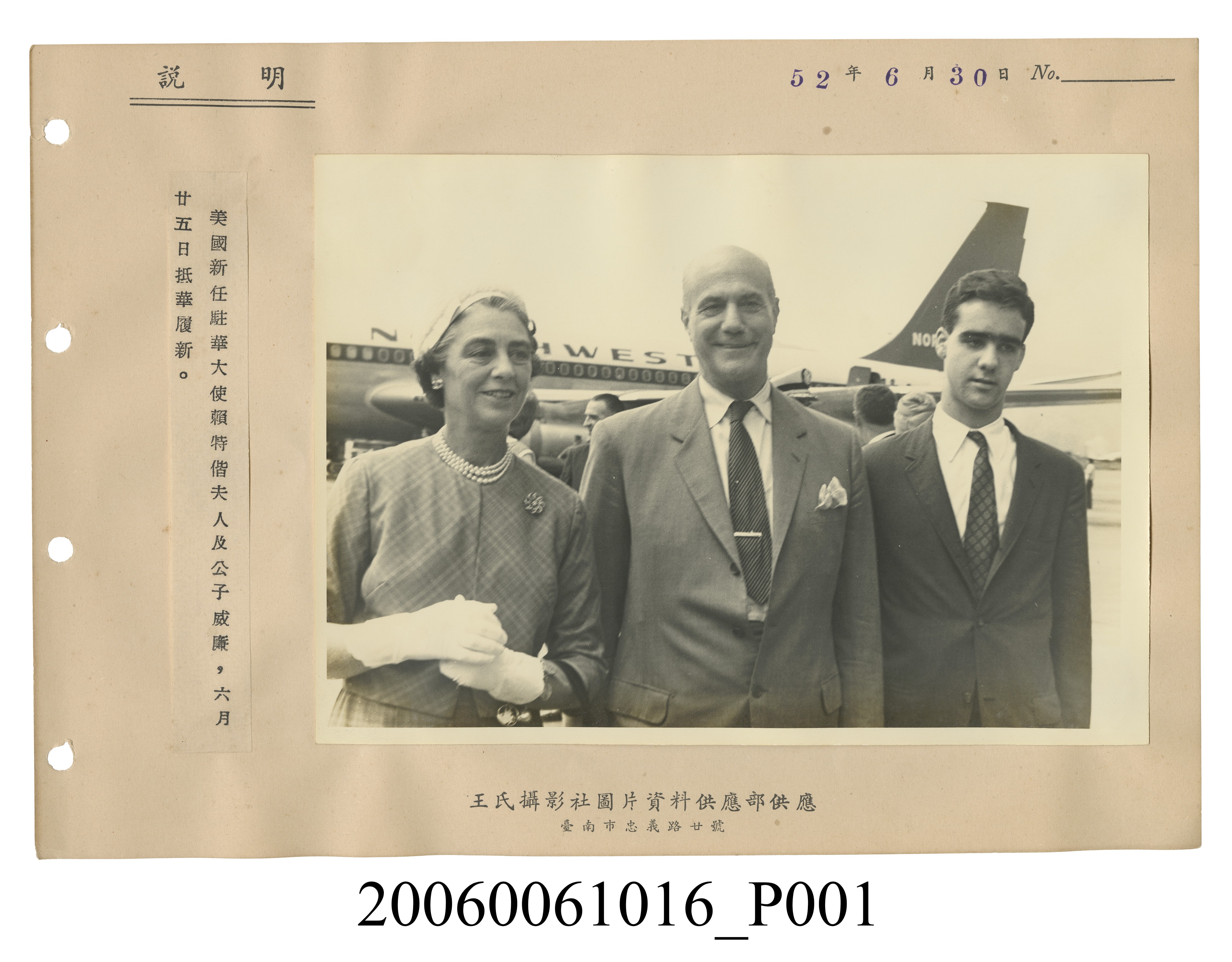 王氏攝影社攝「美國新任駐華大使賴特與夫人及公子威廉」照片 (共2張)