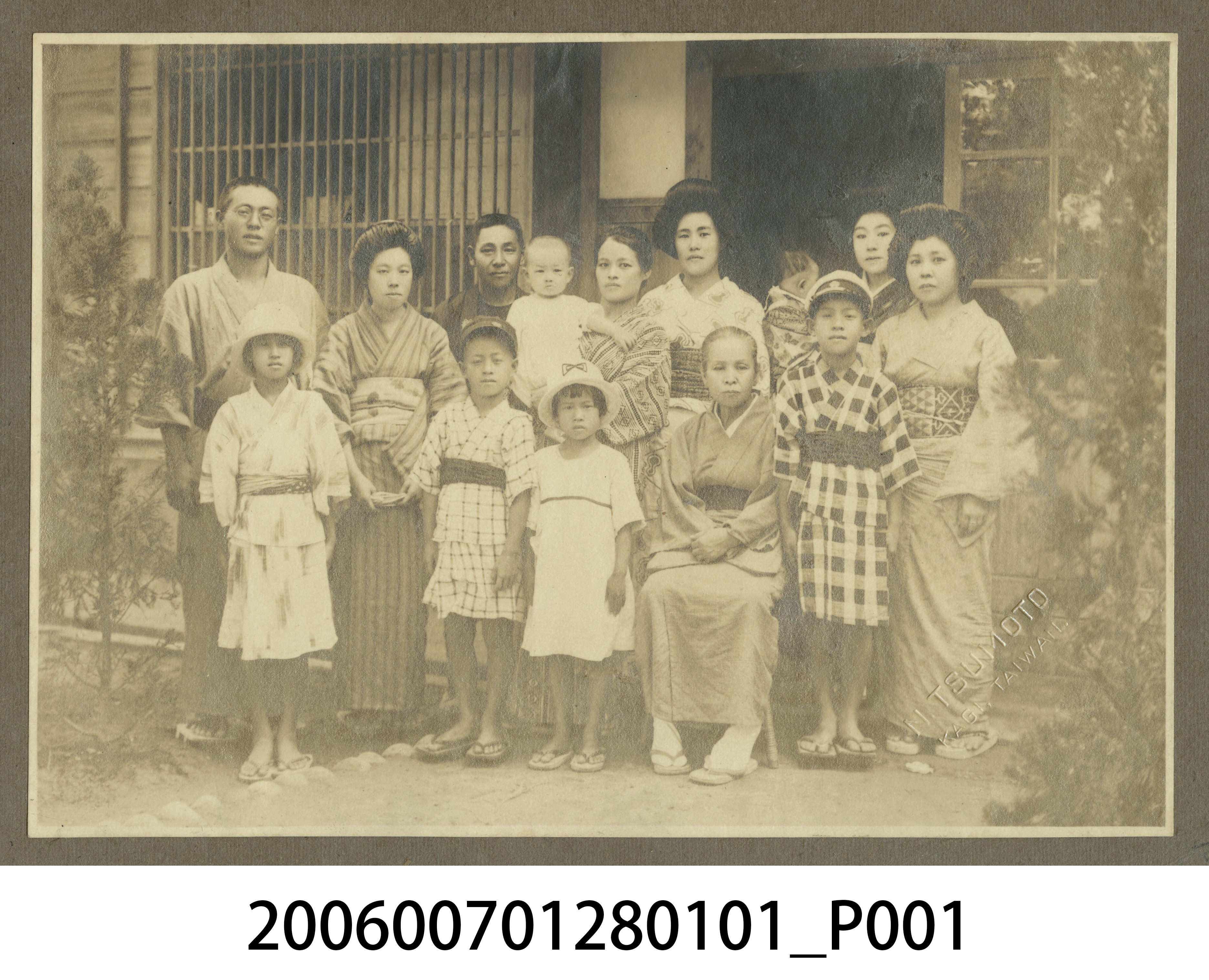 14人團體合照 (共2張)