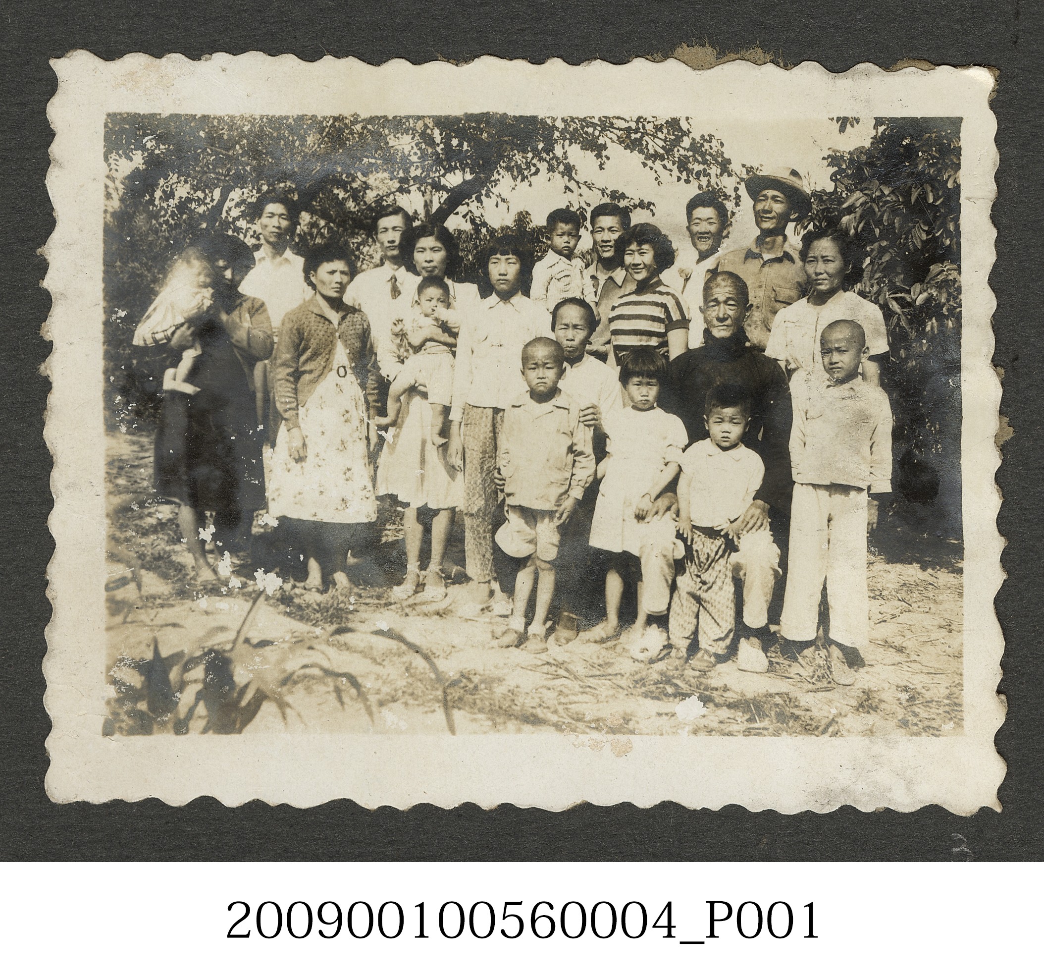 陸季盈家族20人大合照 (共3張)