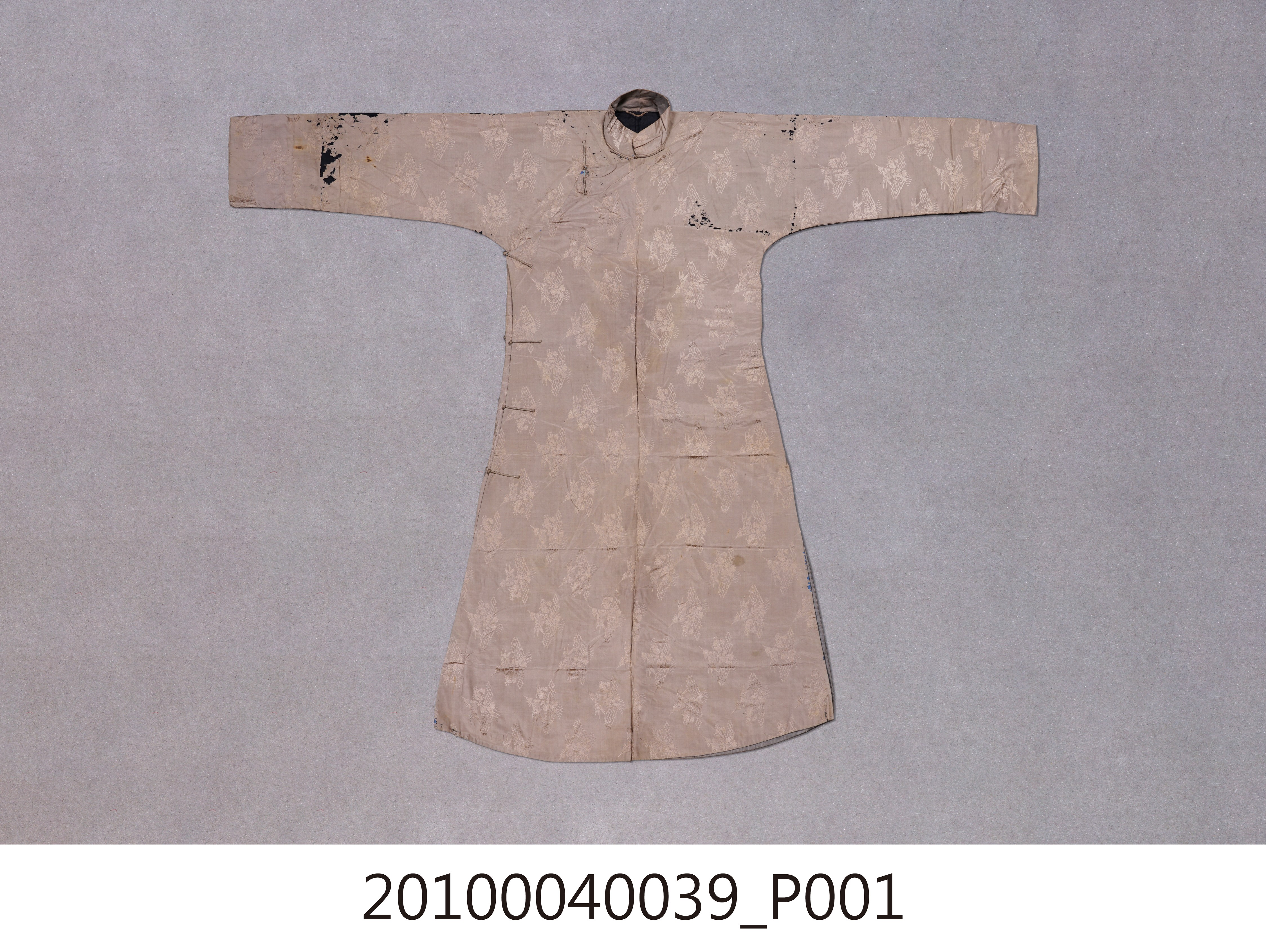米黃絲質緹花大襟男長袍 (共8張)