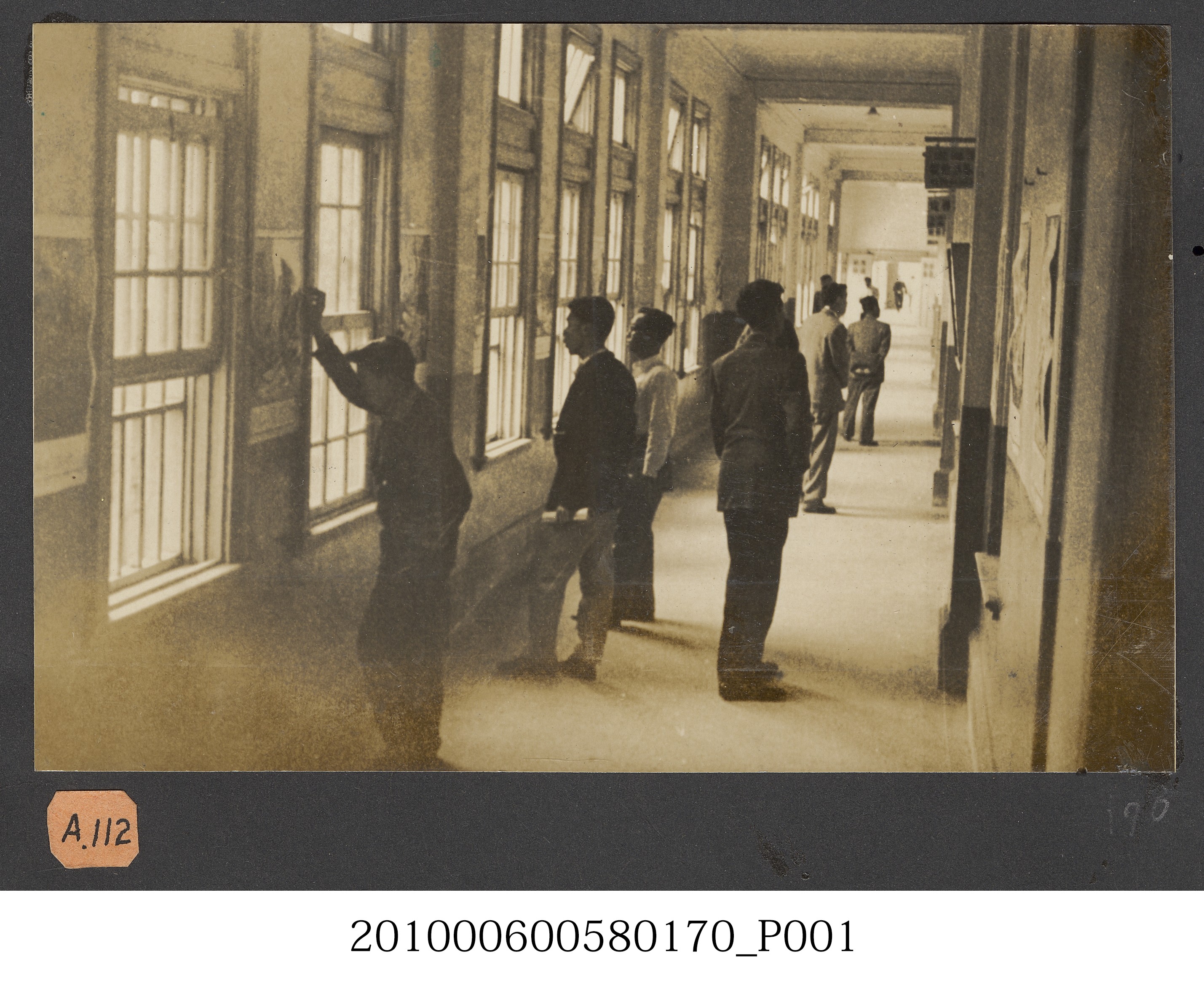 臺灣省立師範大學匪幫罪行掛圖展活動情形照 (共2張)